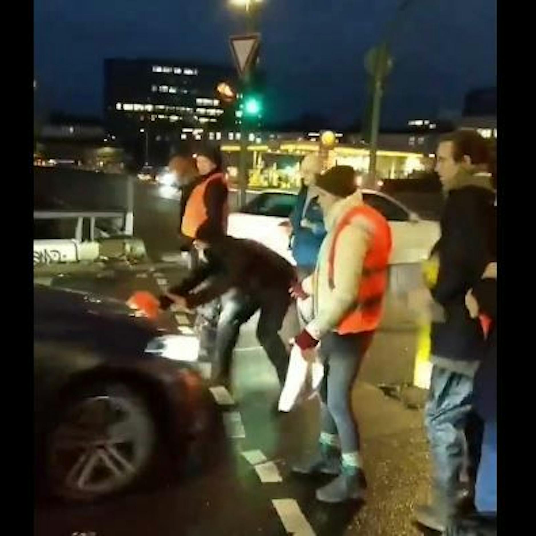 Letzte Generation: Autofahrer fahren in Berlin frontal auf Demonstranten zu