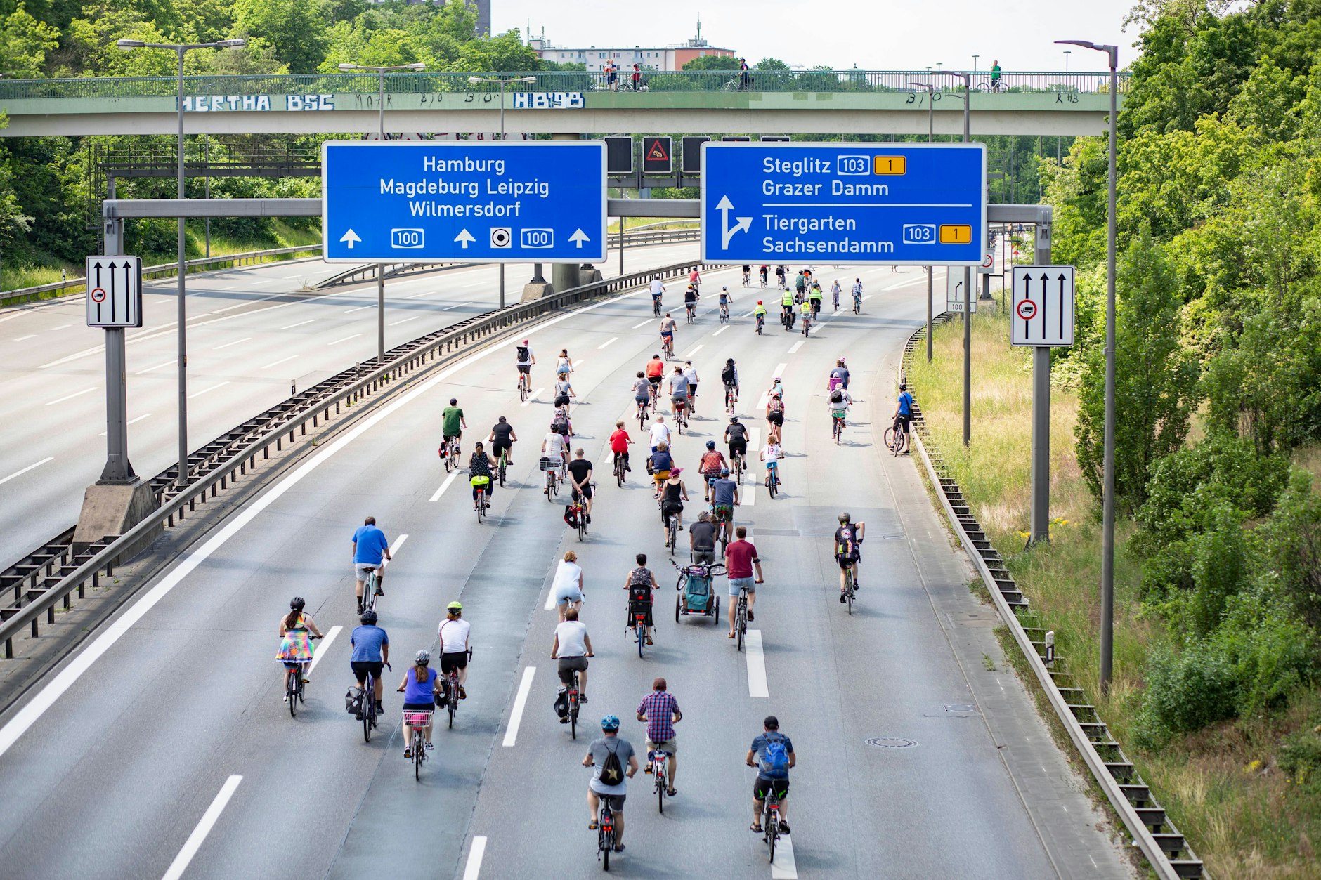 Radler-Protest gegen die Stadtautobahn auf der A100: Die spinnen die Demonstranten, findet unser Autor.