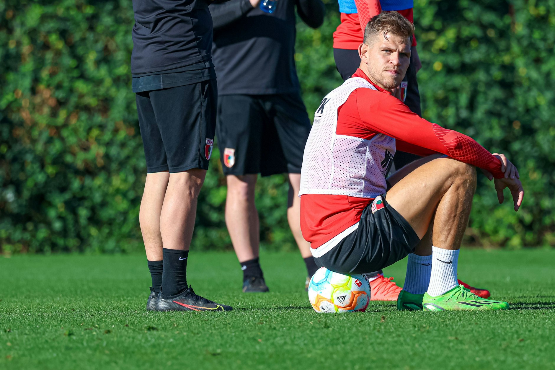 Ließ ein Interview platzen, sich sonst aber nichts vom Tauziehen zwischen Hertha und Augsburg anmerken: Stürmer Florian Niederlechner (32).