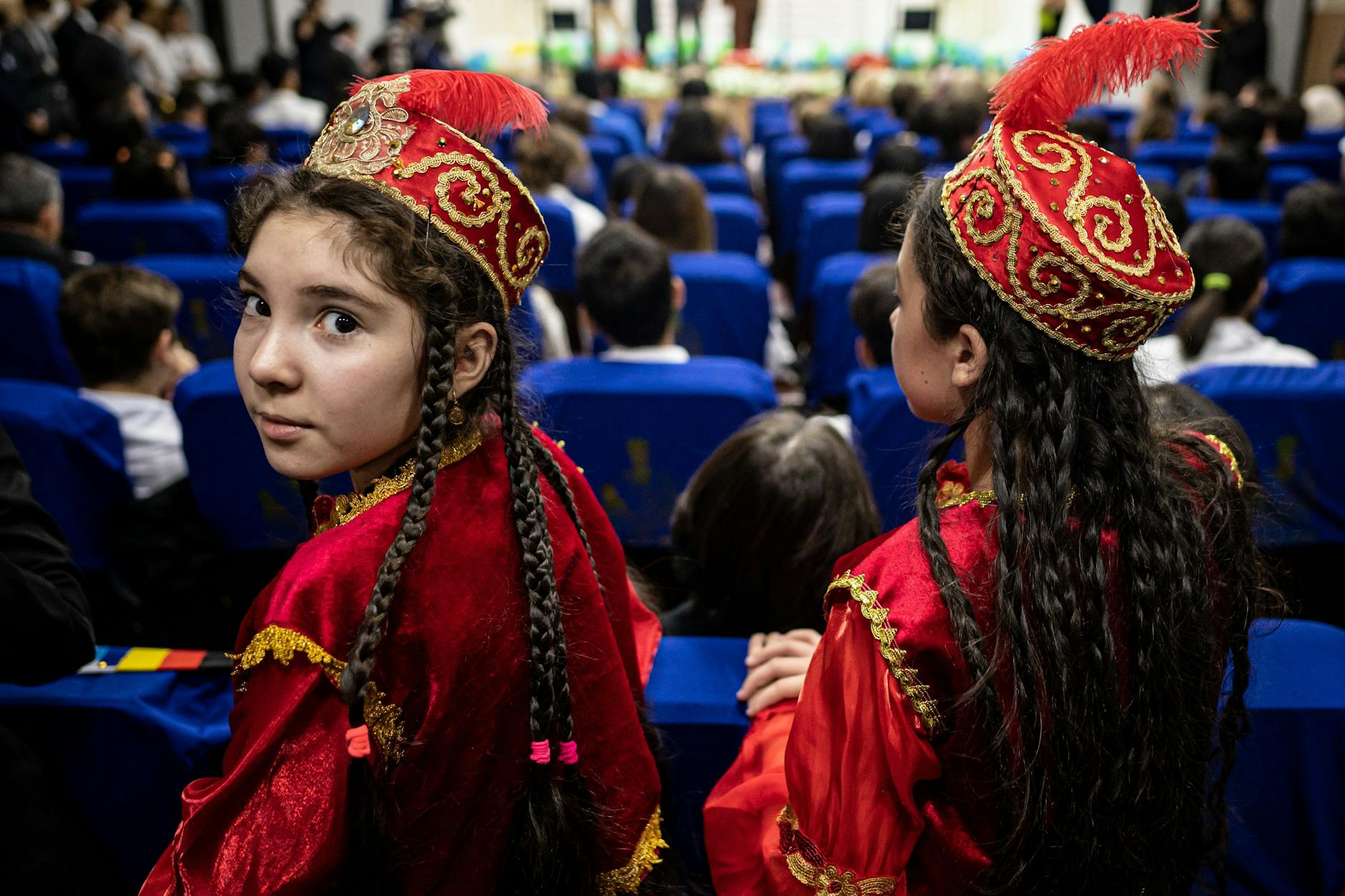 Usbekistan: Schülerinnen in traditioneller Kleidung.