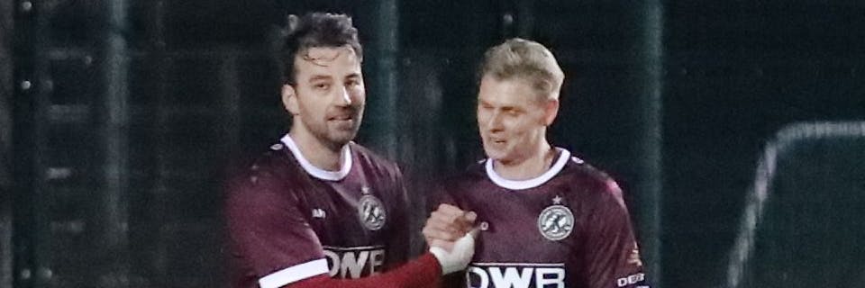 BFC-Torjäger Christian Beck (l.) beglückwünscht Joey Breitfeld zu einem von seinen beiden Treffern gegen den SC Charlottenburg.