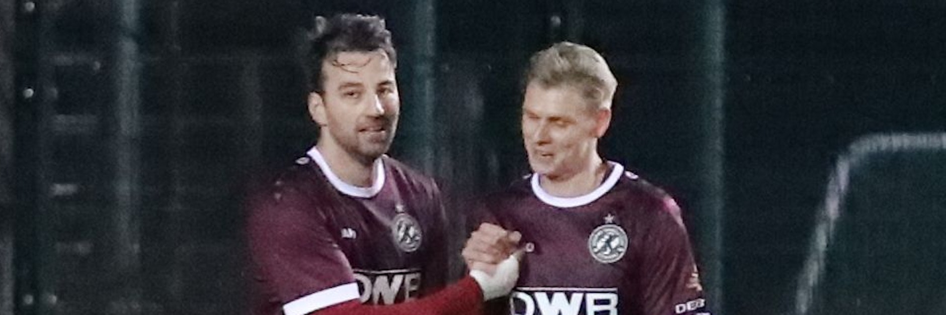 BFC-Torjäger Christian Beck (l.) beglückwünscht Joey Breitfeld zu einem von seinen beiden Treffern gegen den SC Charlottenburg.