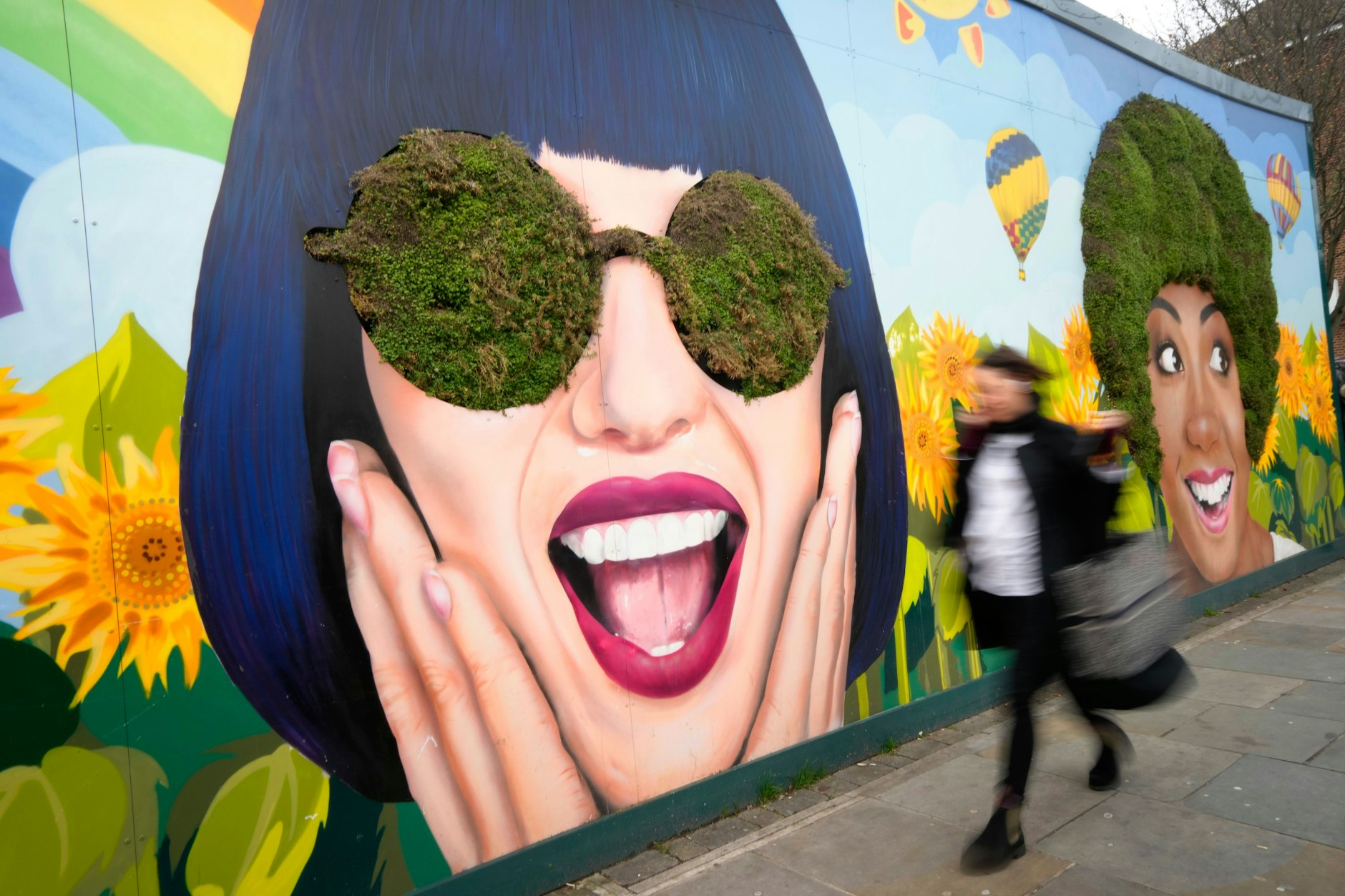 Eine Fußgängerin geht an einem Kunstprojekt in London vorbei.