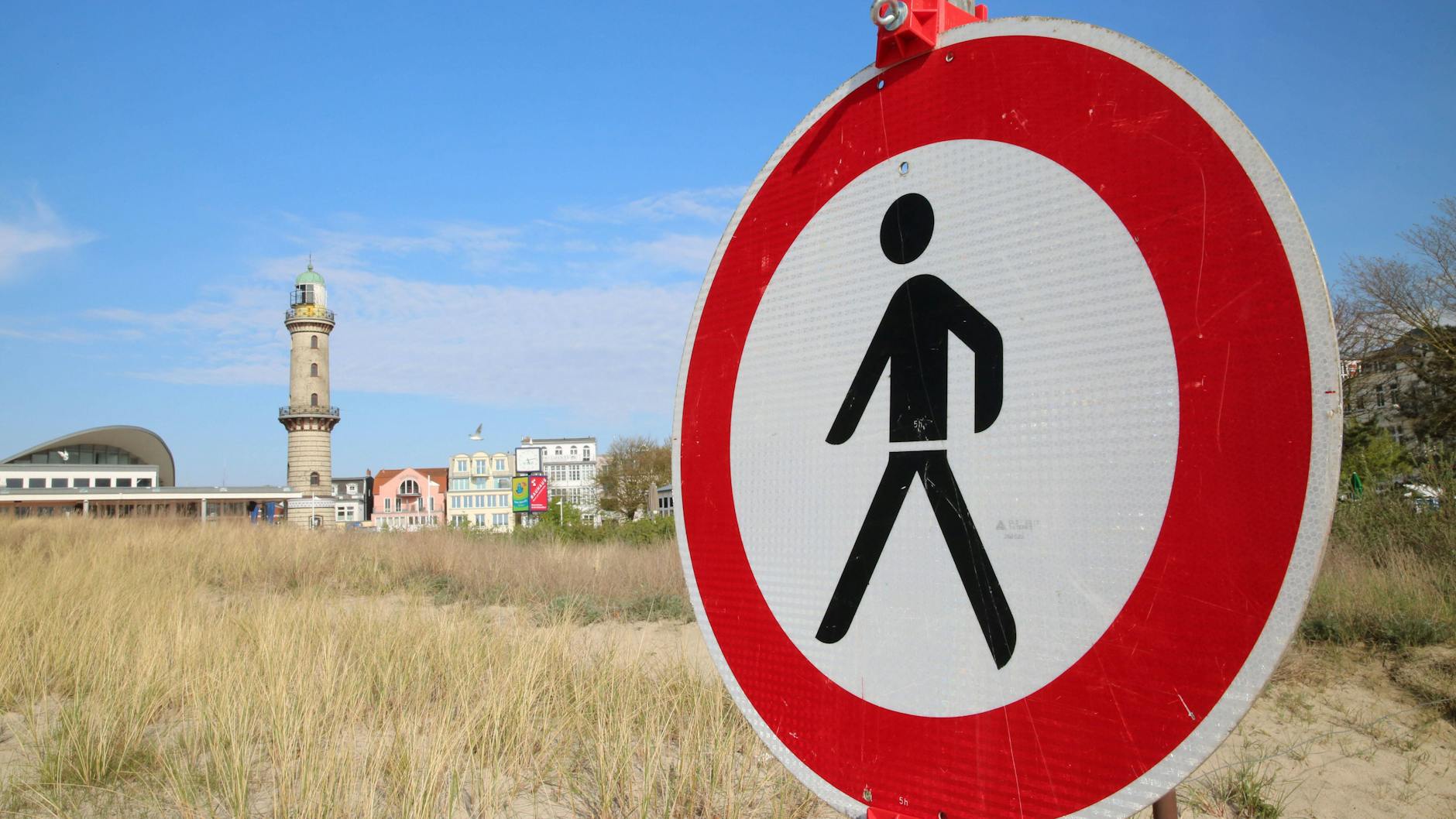 Strandspaziergang unmöglich! Im Ostseebad Warnemünde hing im Sommer 2021 dieses Warnschild.