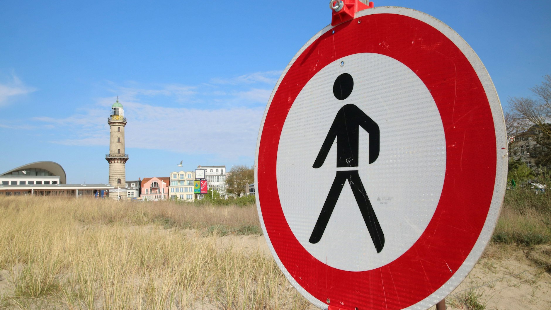 Strandspaziergang unmöglich! Im Ostseebad Warnemünde hing im Sommer 2021 dieses Warnschild.