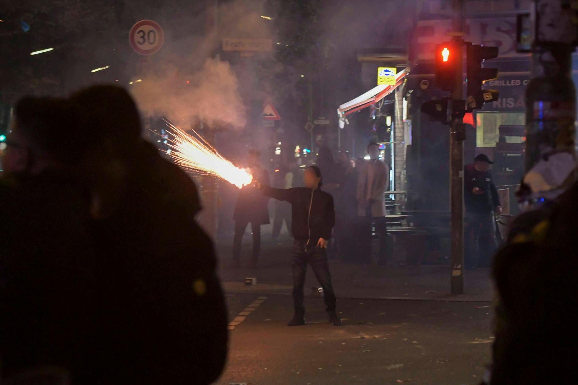 Silvesternacht in Berlin-Neukölln: An der Ecke Sonnenallee/Reuterstraße werden Böller gezündet.