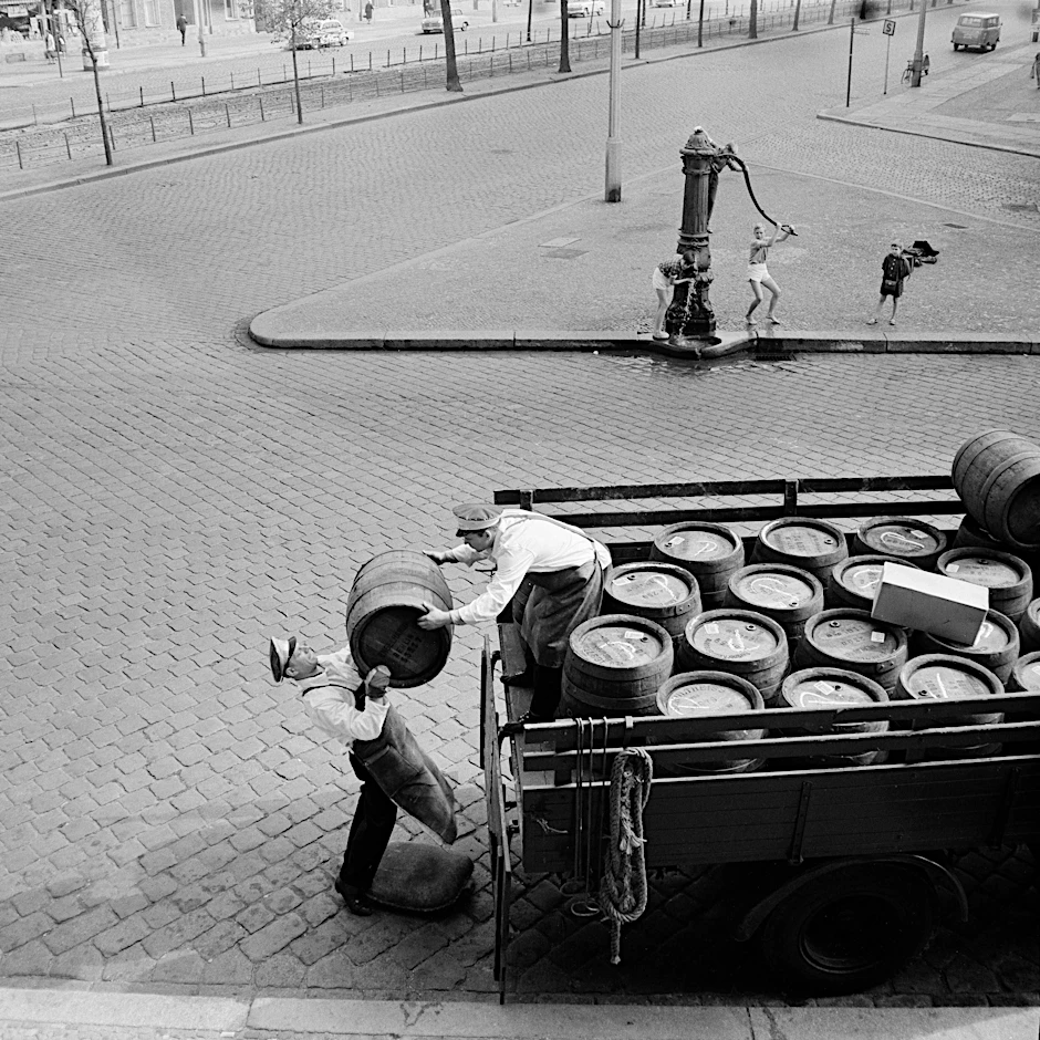 Zu DDR-Zeiten im Berliner Osten: Mitarbeiter einer Brauerei laden Bierfässer von einem Lkw.