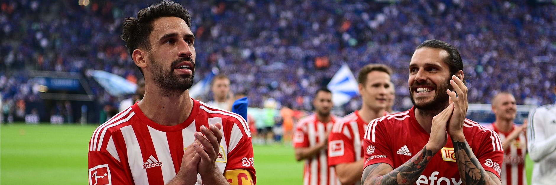 Rani Khedira – hier mit Christopher Trimmel – bedankt sich bei den Union-Fans für ihre Unterstützung von den Rängen.