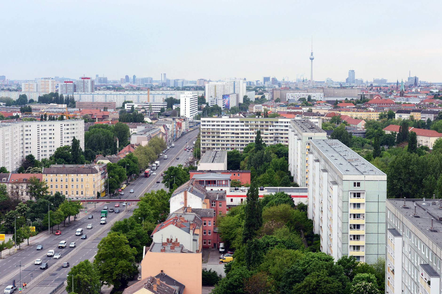 Blick aus einem Hochhaus auf die Straße Alt-Friedrichsfelde in Lichtenberg .