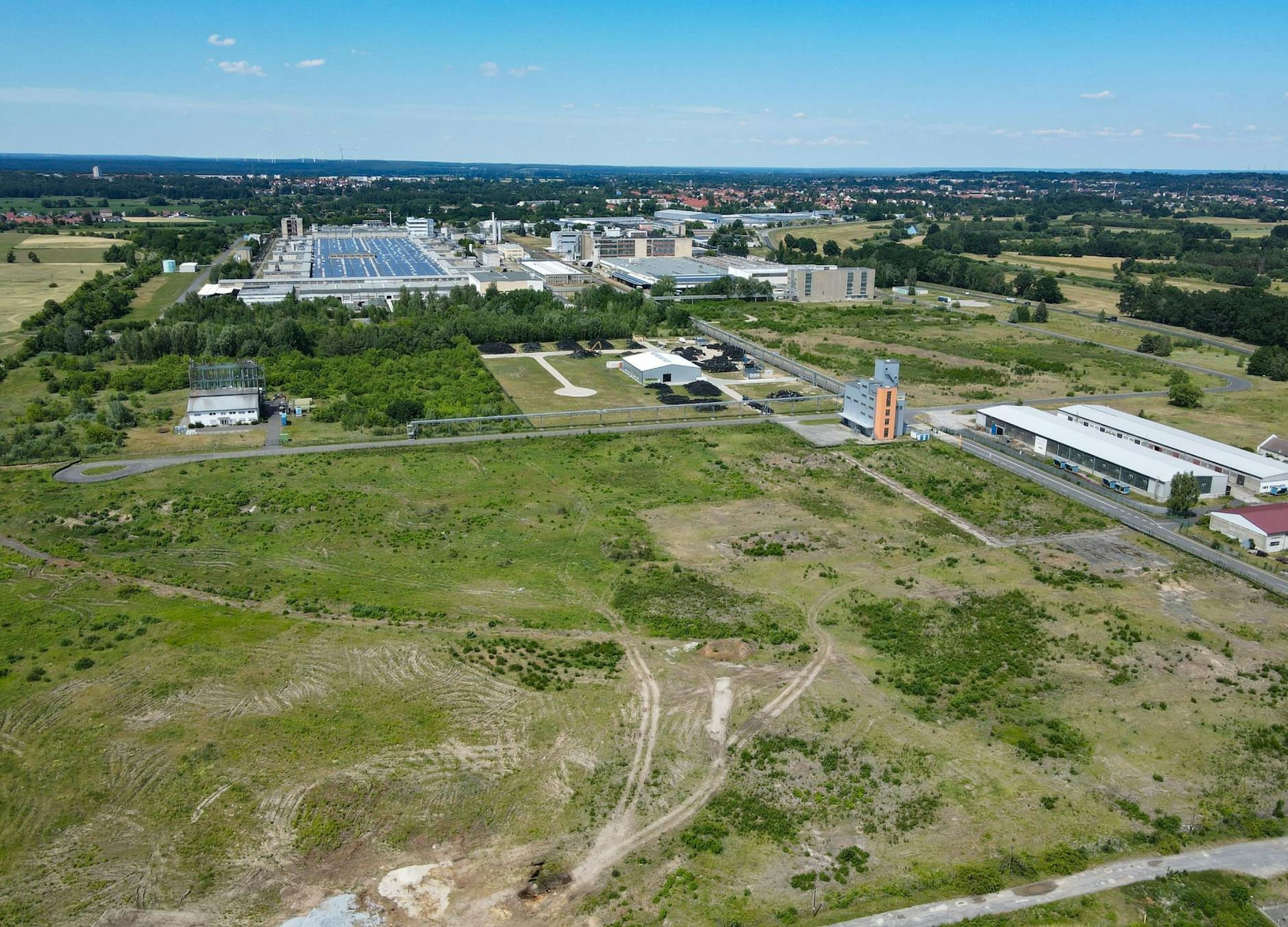 ARCHIV - Auf dieser Fläche ist die Ansiedlung eines Werkes des Rohstoff-Unternehmens Rock Tech geplant.