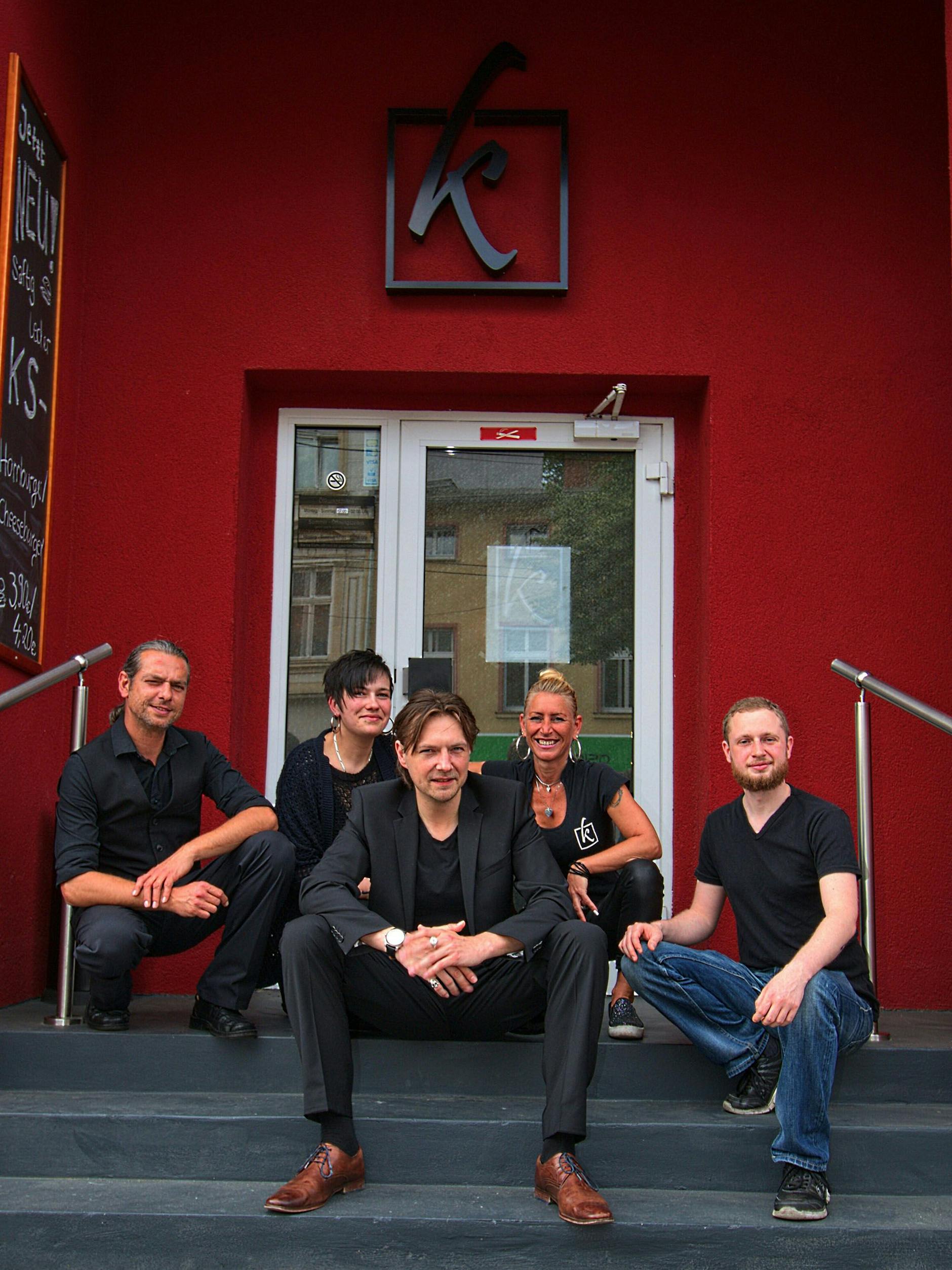 Der Wirt Christian Günther und seine Mitarbeiter vor dem Eingang zum Café Kleinschmidt in Eberswalde