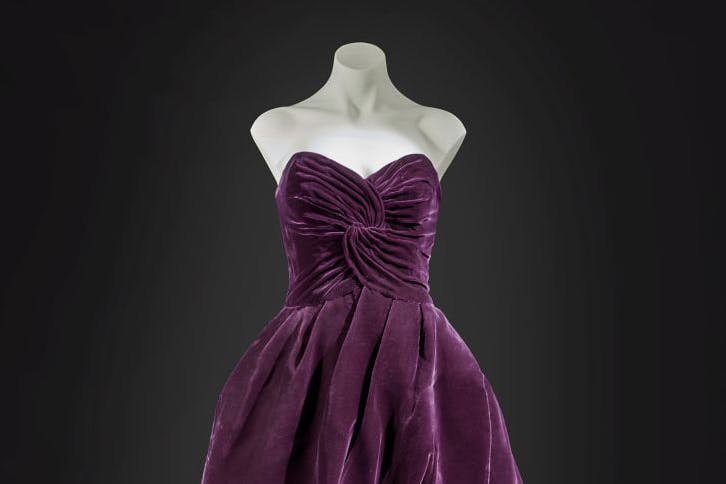 Prinzessin Dianas auberginefarbenes Ballkleid aus Samt wird zum ersten Mal seit 25 Jahren zum Verkauf angeboten.