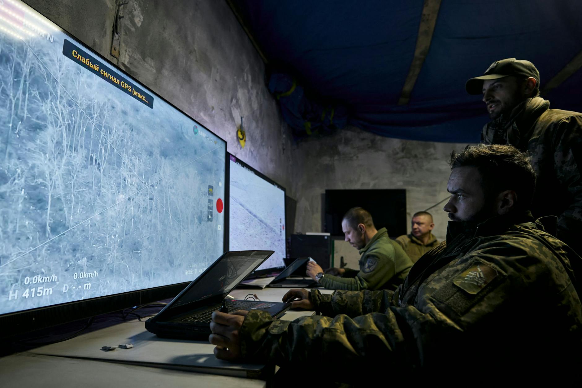 Bachmut: Ukrainische Soldaten sitzen in einer unterirdischen Kommandozentrale.