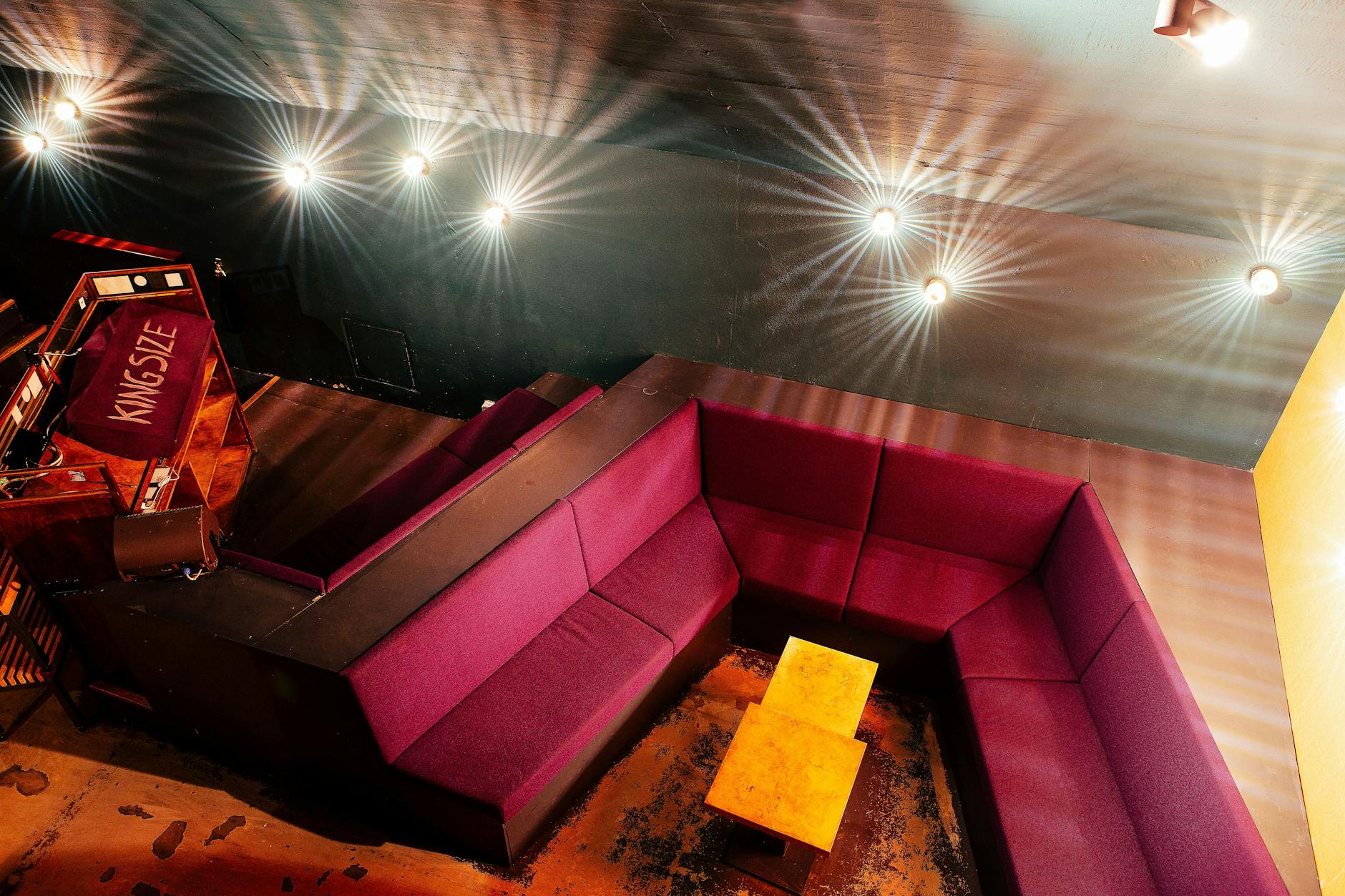 Sitzgruppe in Fuchsia auf der kleinen Empore, wo die Luft noch dünner ist.