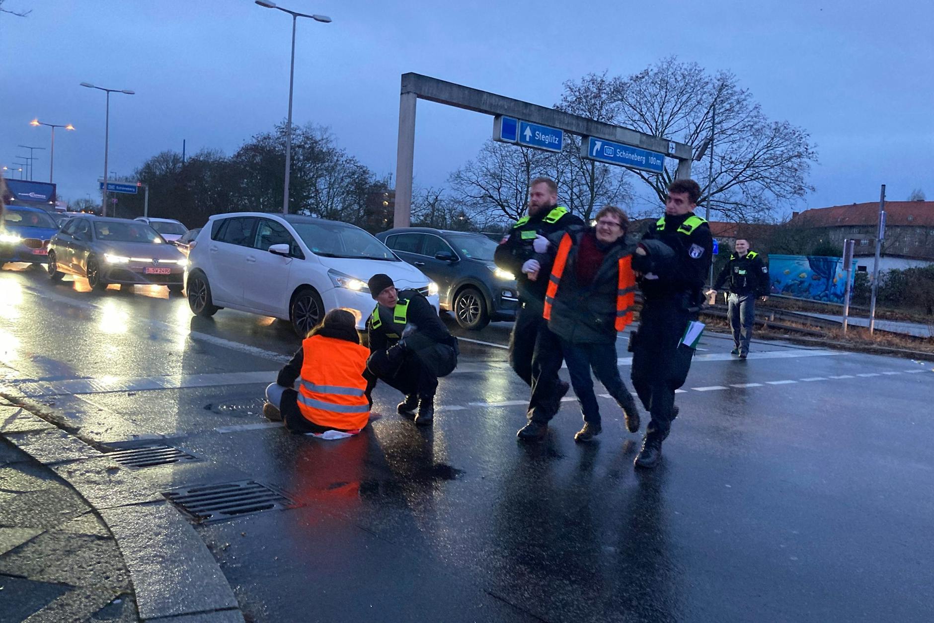 Zuletzt klebte nur noch eine Aktivistin auf der Fahrbahn.
