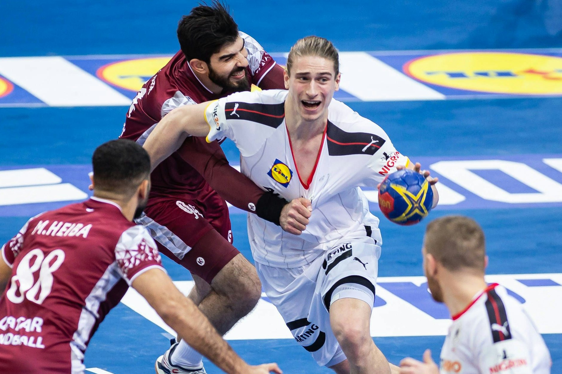 Juri Knorr (M.) von den Rhein-Neckar Löwen ist mit acht Toren bester deutscher Werfer zum WM-Auftakt gegen Katar.