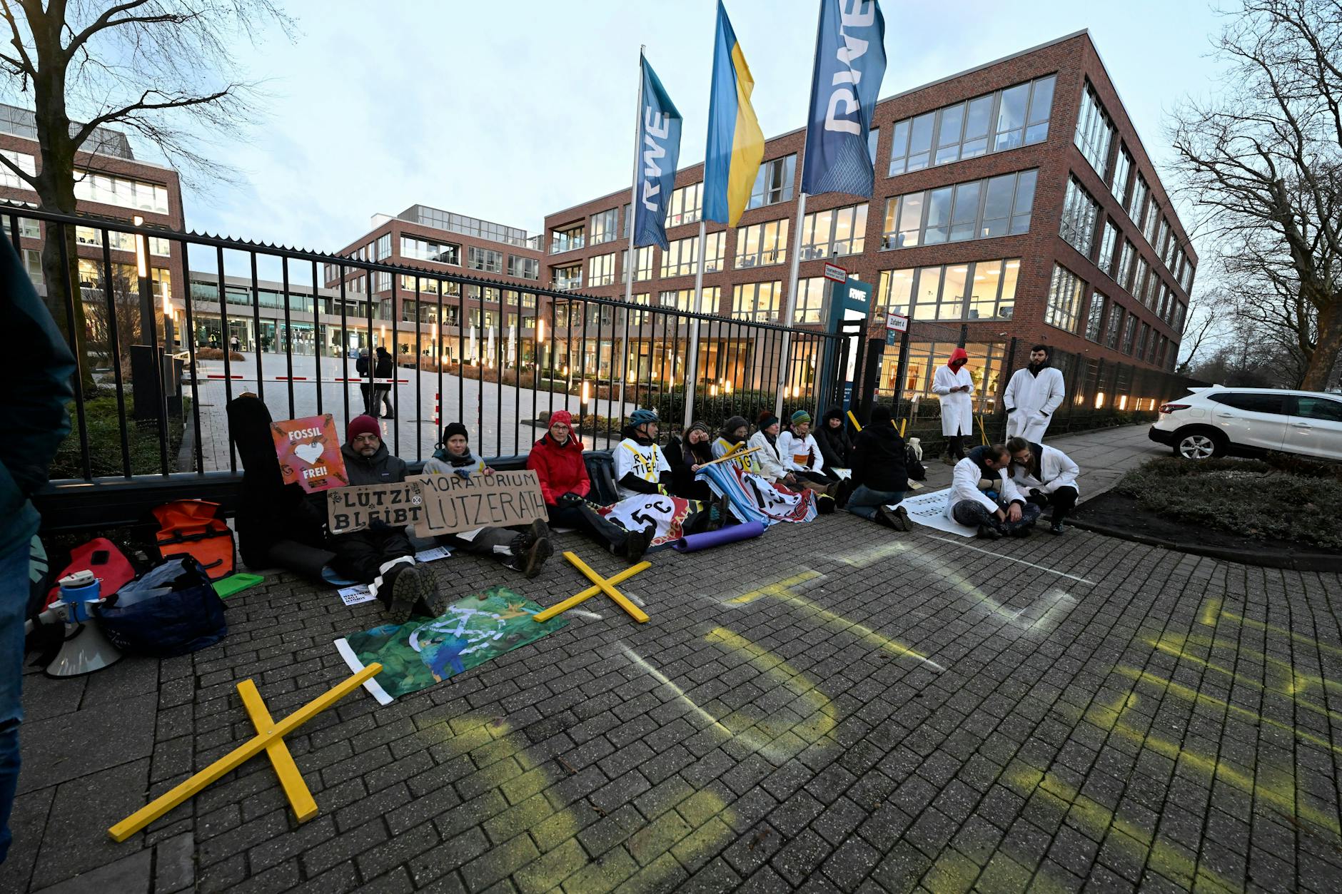 Umweltaktivisten haben sich an das Tor der Hauptzentrale des Energieversorgers RWE angekettet, um gegen die Räumung von Lützerath im Kohleabbaugebiet zu protestieren. 