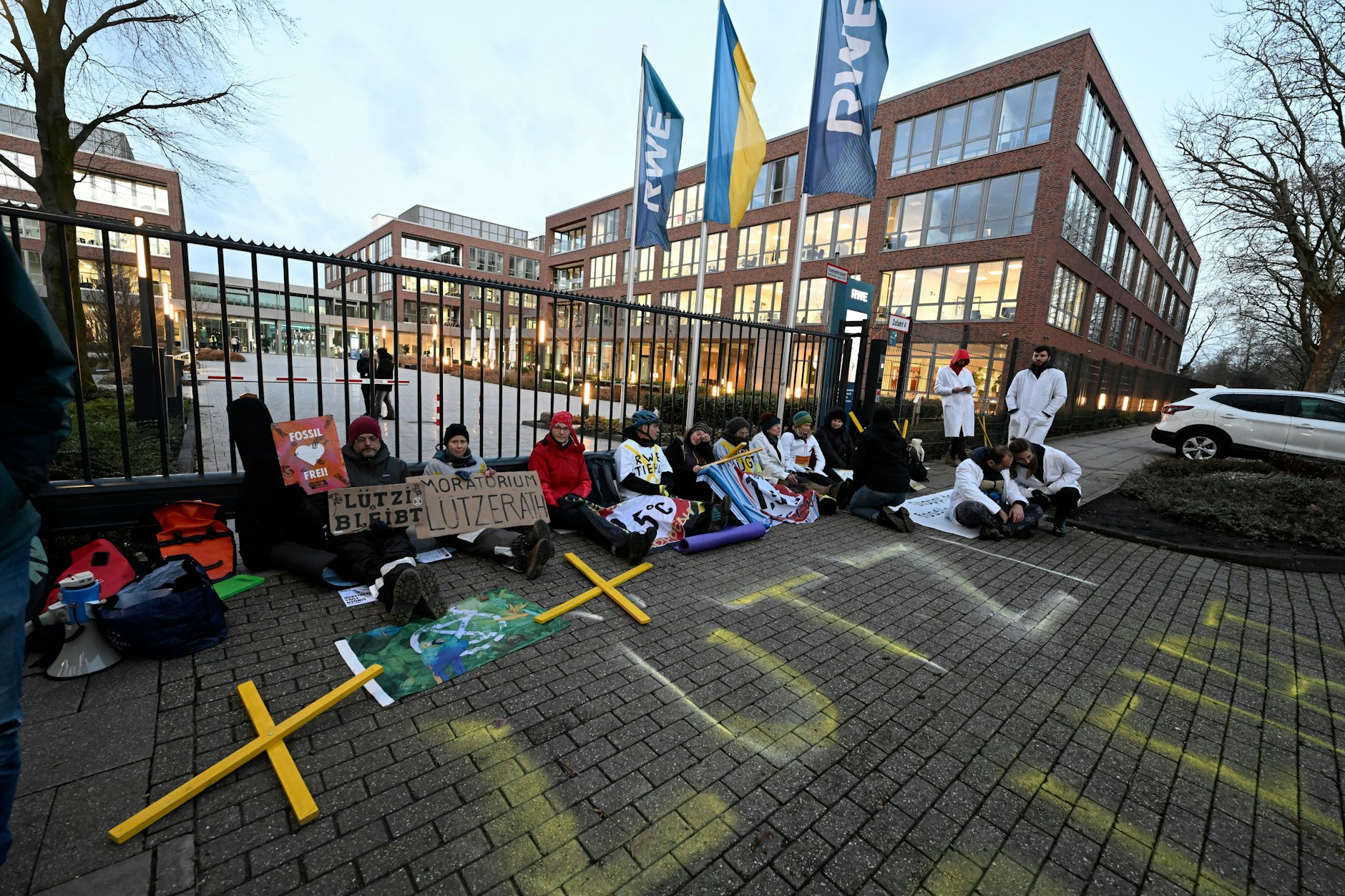 Umweltaktivisten haben sich an das Tor der Hauptzentrale des Energieversorgers RWE angekettet, um gegen die Räumung von Lützerath im Kohleabbaugebiet zu protestieren.&nbsp;