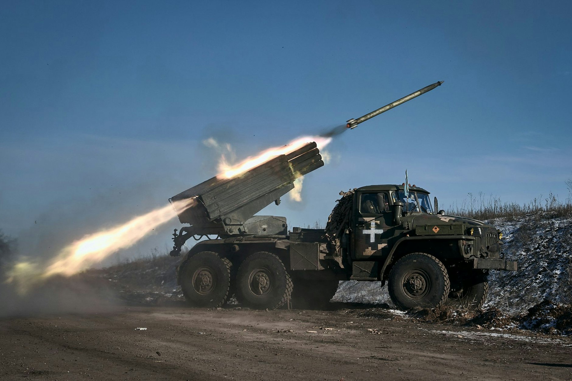 Ein Grad-Mehrfachraketenwerfer der ukrainischen Armee feuert Raketen auf russische Stellungen an der Frontlinie bei Soledar.