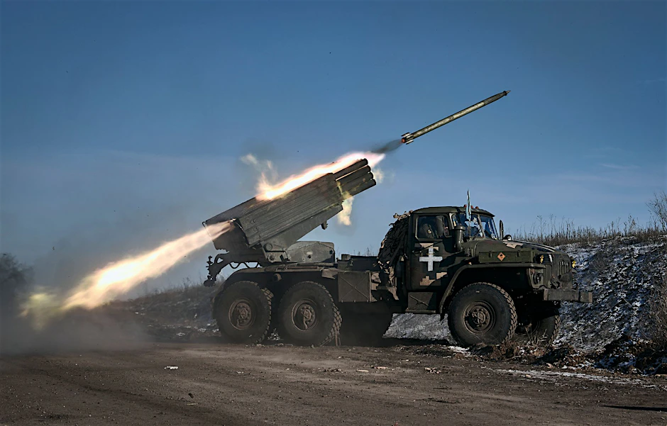 Ein Grad-Mehrfachraketenwerfer der ukrainischen Armee feuert Raketen auf russische Stellungen an der Frontlinie bei Soledar.