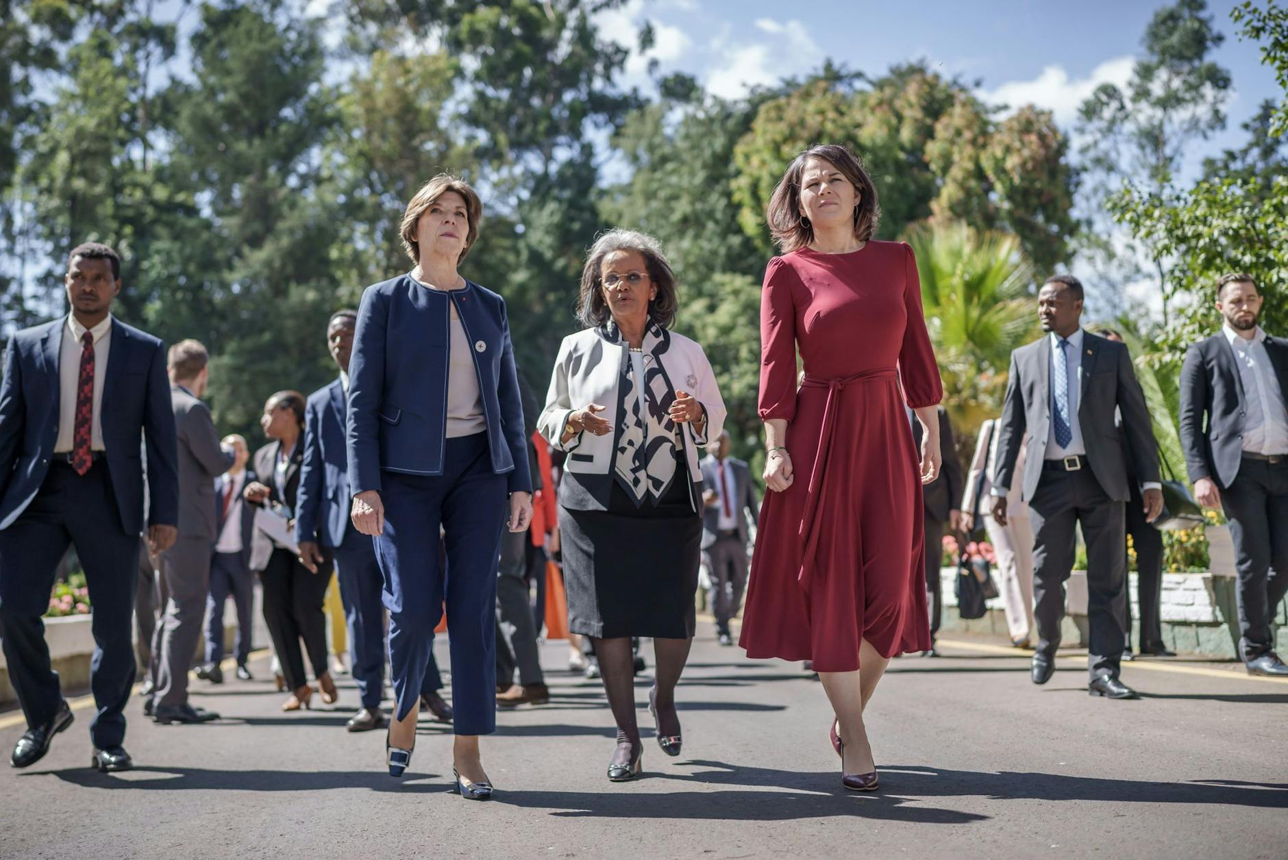 Annalena Baerbock und Catherine Colonna (l) zu Gast bei Äthiopiens Präsidentin Sahle-Work Zewde (M) in Addis Adeba.