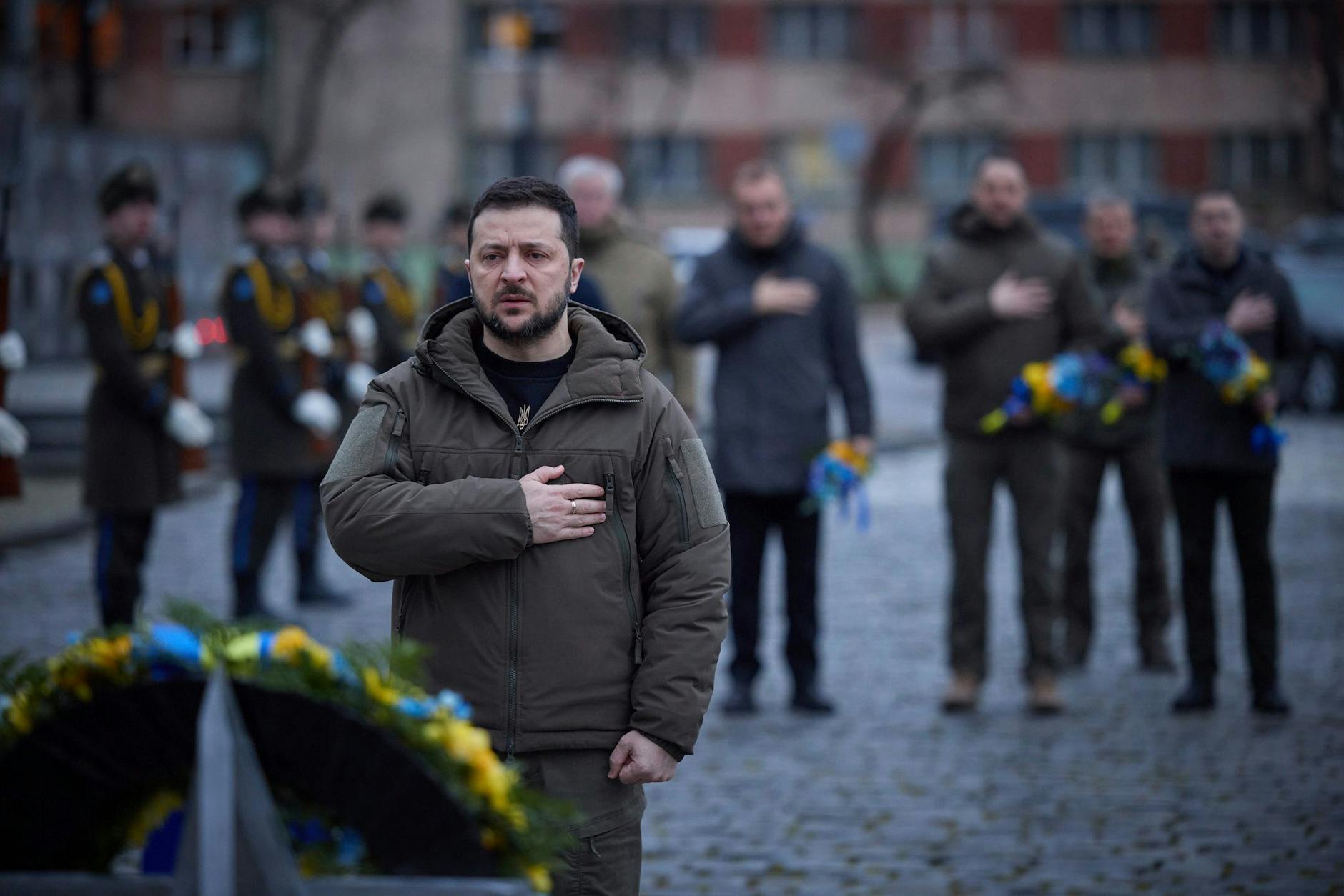 HANDOUT - Der ukrainische Präsident Wolodymyr Selenskyj würdigt an einem Denkmal in Lwiw die im russischen Angriffskrieg gefallenen Verteidiger der Ukraine. ffice/AP/dpa
