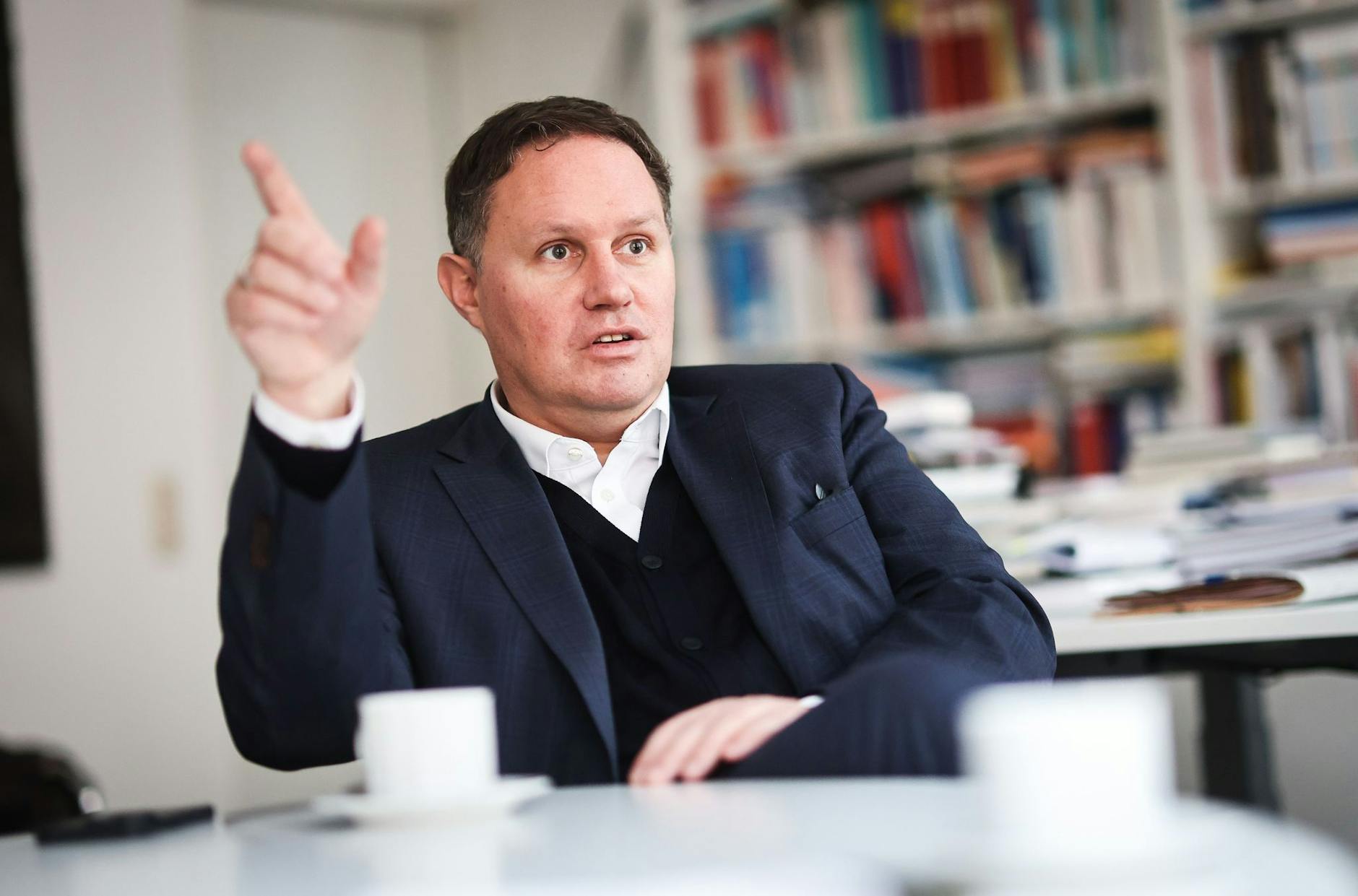 PRODUKTION - Der Hamburger Kultursenator Carsten Brosda in seinem Büro.