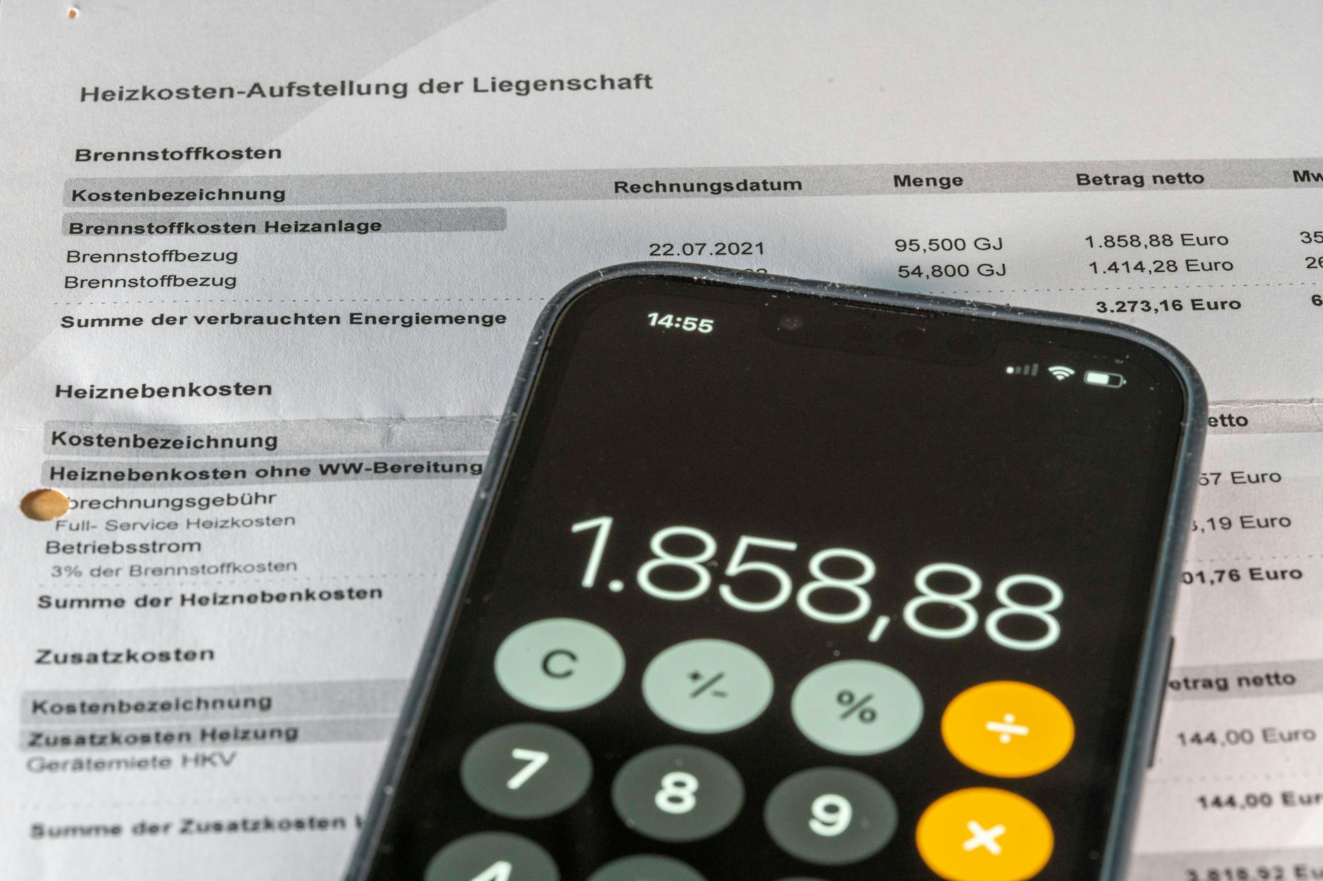 Die Heizkosten sollten Mieter genau prüfen. Es könnte sein, dass der Vermieter zu hohe CO2-Kosten abwälzt.