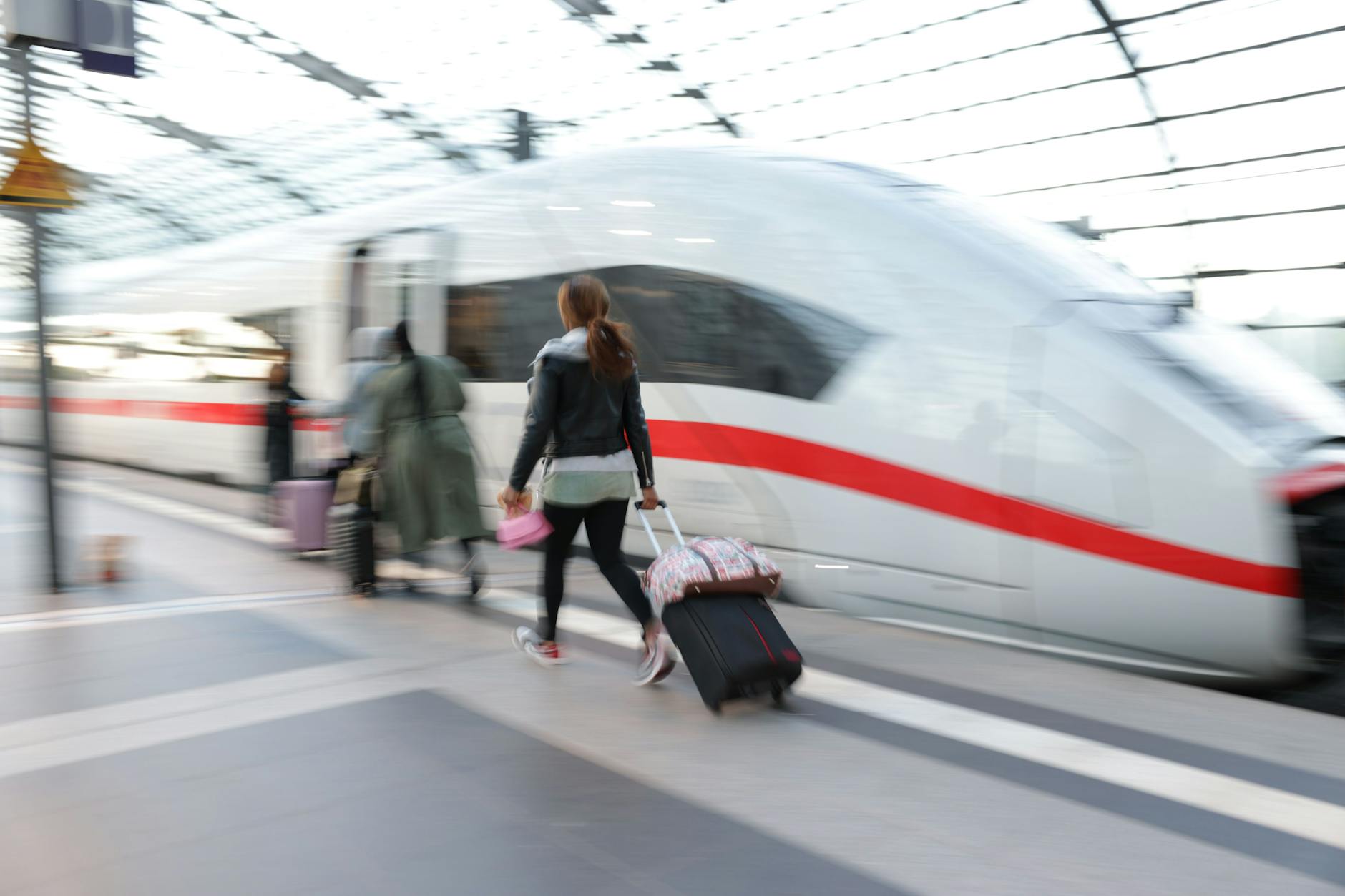 Die Maskenpflicht im öffentlichen Fernverkehr soll zum 2. Februar vorzeitig fallen. (Symbolbild)