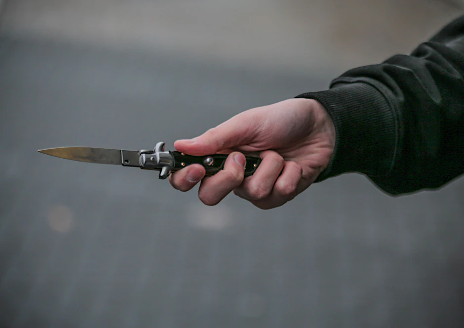 Am Donnerstag startete vor dem Berliner Landgericht der Prozess gegen einen 28-jährigen Tatverdächtigen, der drei Männer mit einem Messer schwer verletzt haben soll.&nbsp;