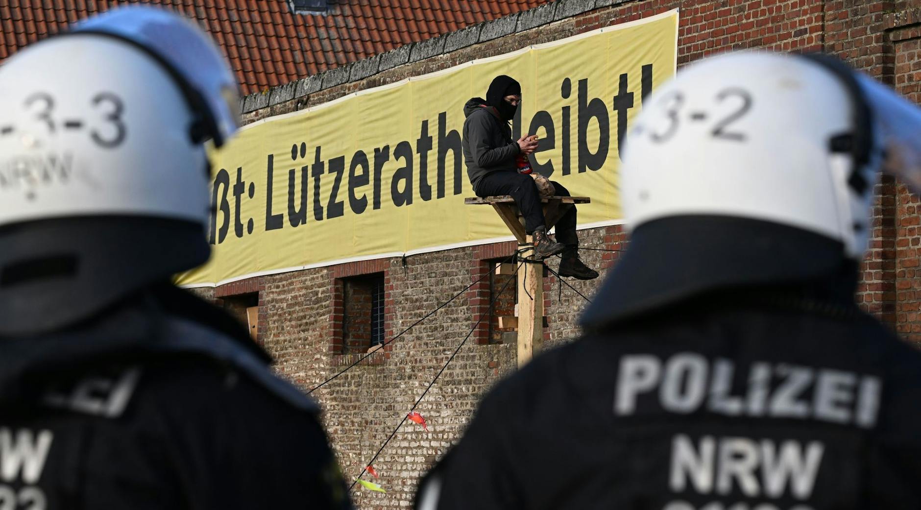 dpatopbilder - Der Energiekonzern RWE will die unter Lützerath liegende Kohle abbaggern - dafür soll der Weiler auf dem Gebiet der Stadt Erkelenz am Braunkohletagebau Garzweiler II abgerissen werden.