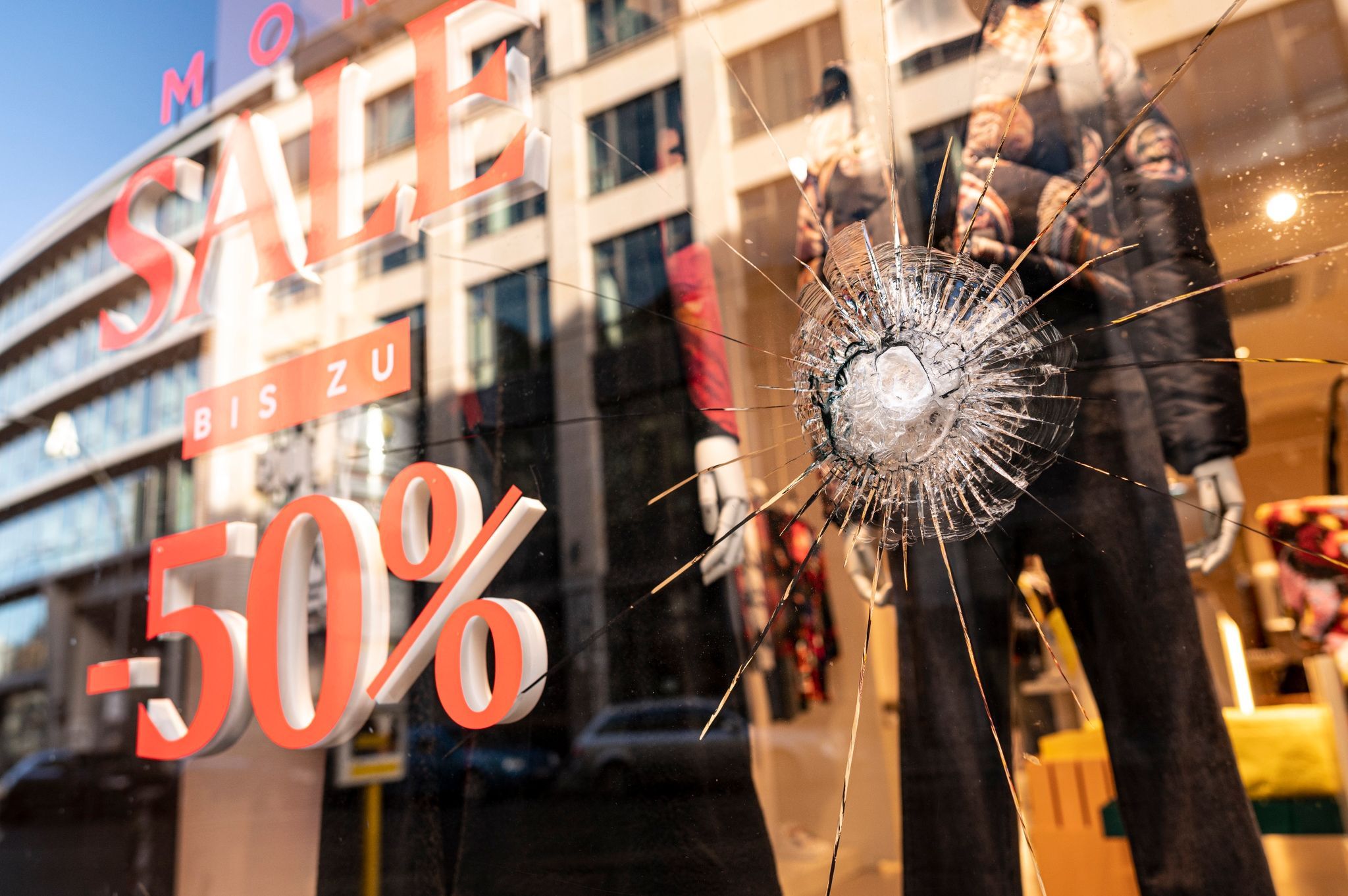 Image - Vermummte Klima-Chaoten zerlegen Geschäfte, greifen Polizeiwache an