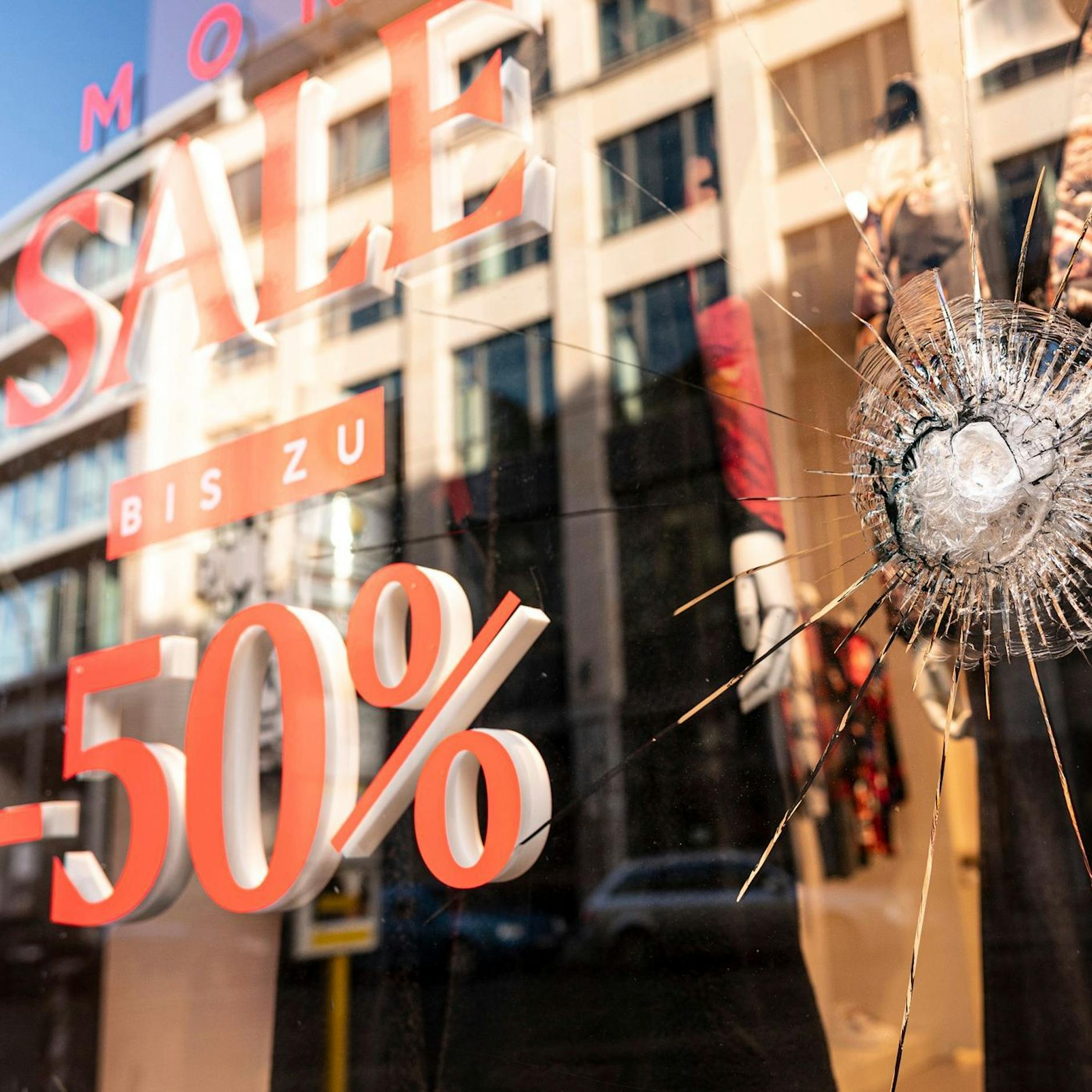 Vermummte Klima-Chaoten zerlegen Geschäfte, greifen Polizeiwache an