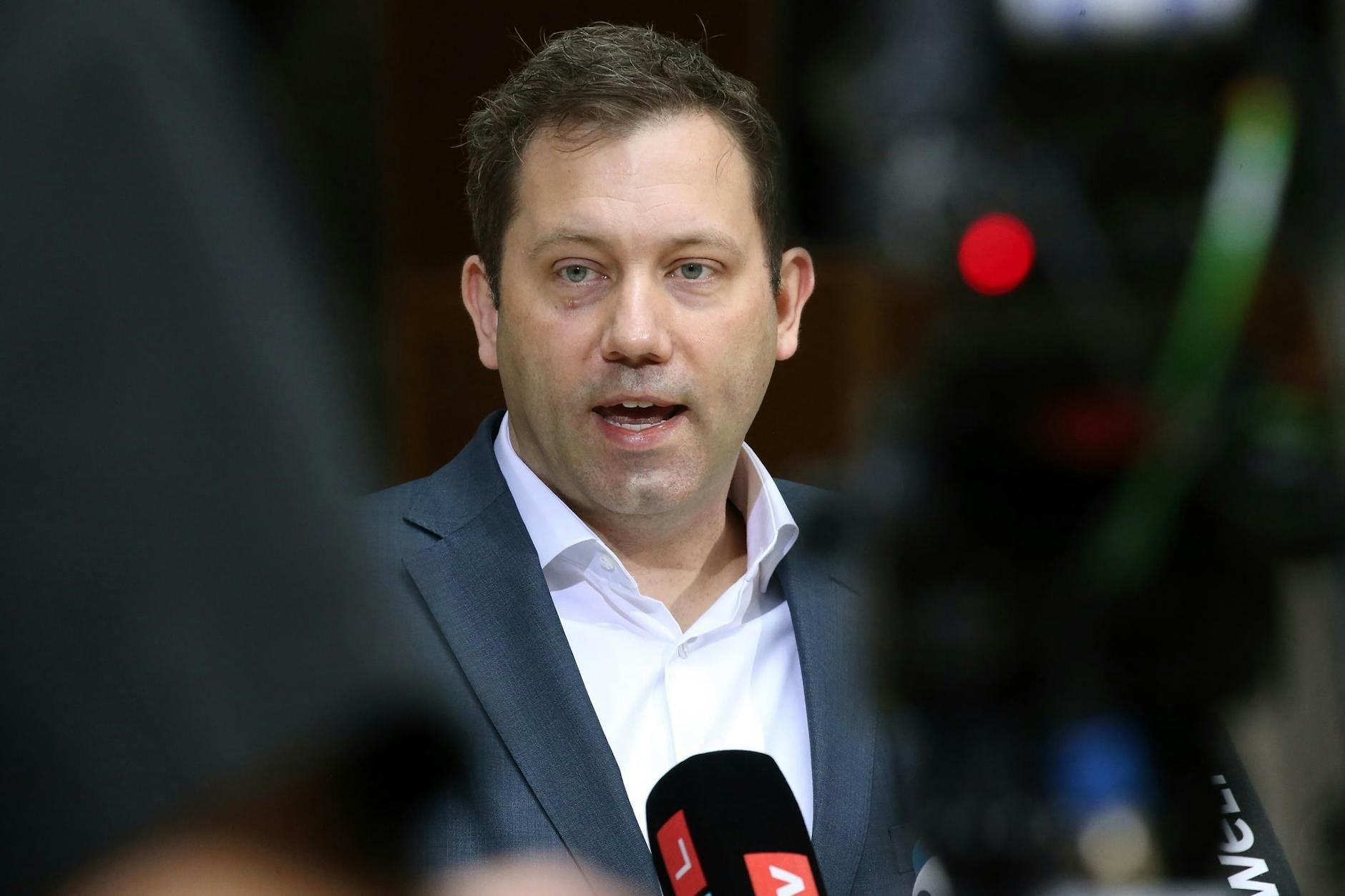 Der SPD-Vorsitzende Lars Klingbeil hat sich mittlerweile dafür entschuldigt, sich auf den ersten Bericht zu den Vorfällen in Borna bezogen zu haben.