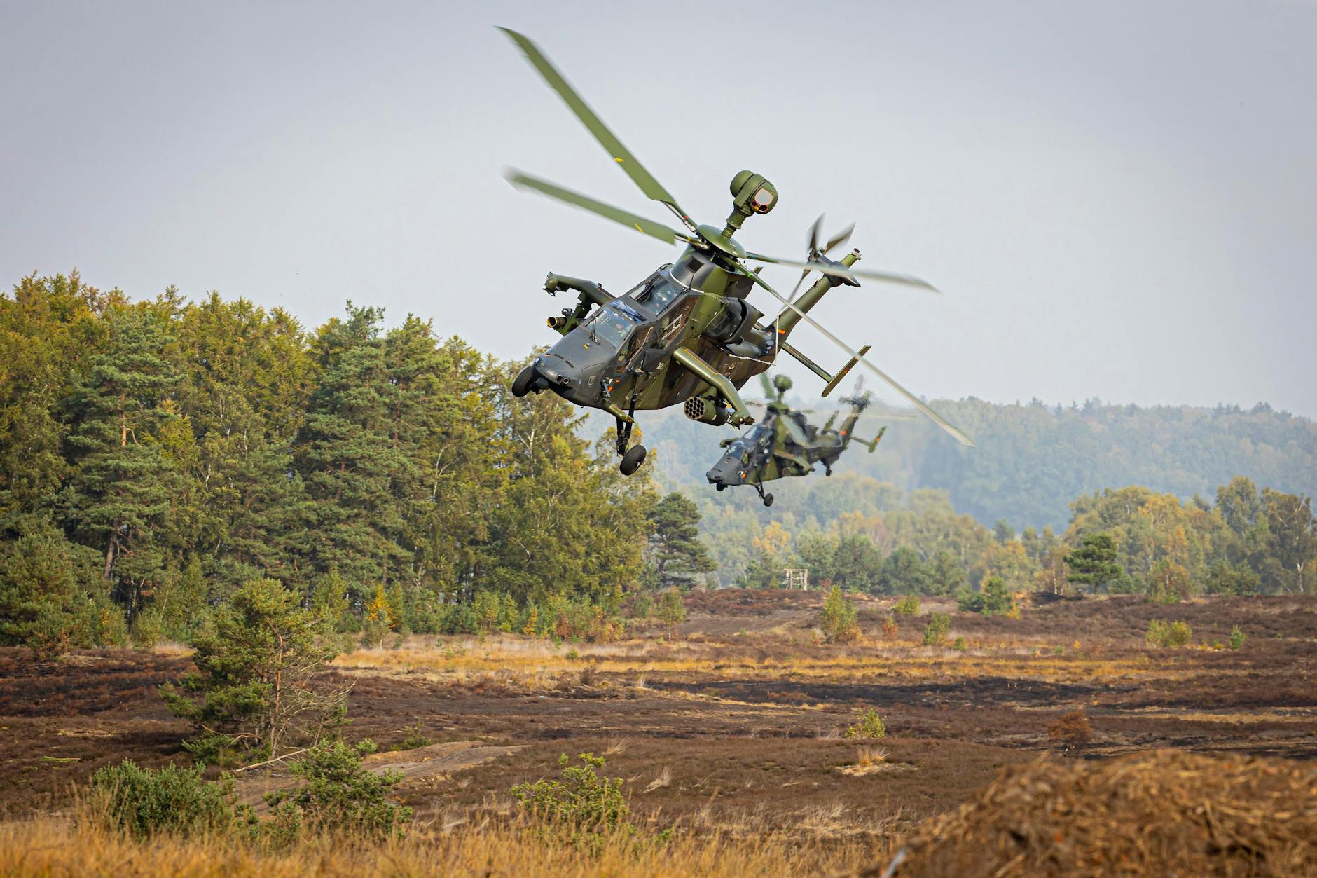 Kampfhubschrauber vom Typ „Eurocopter Tiger“ fliegen bei einer Ausbildungs- und Lehrübung des Heeres.