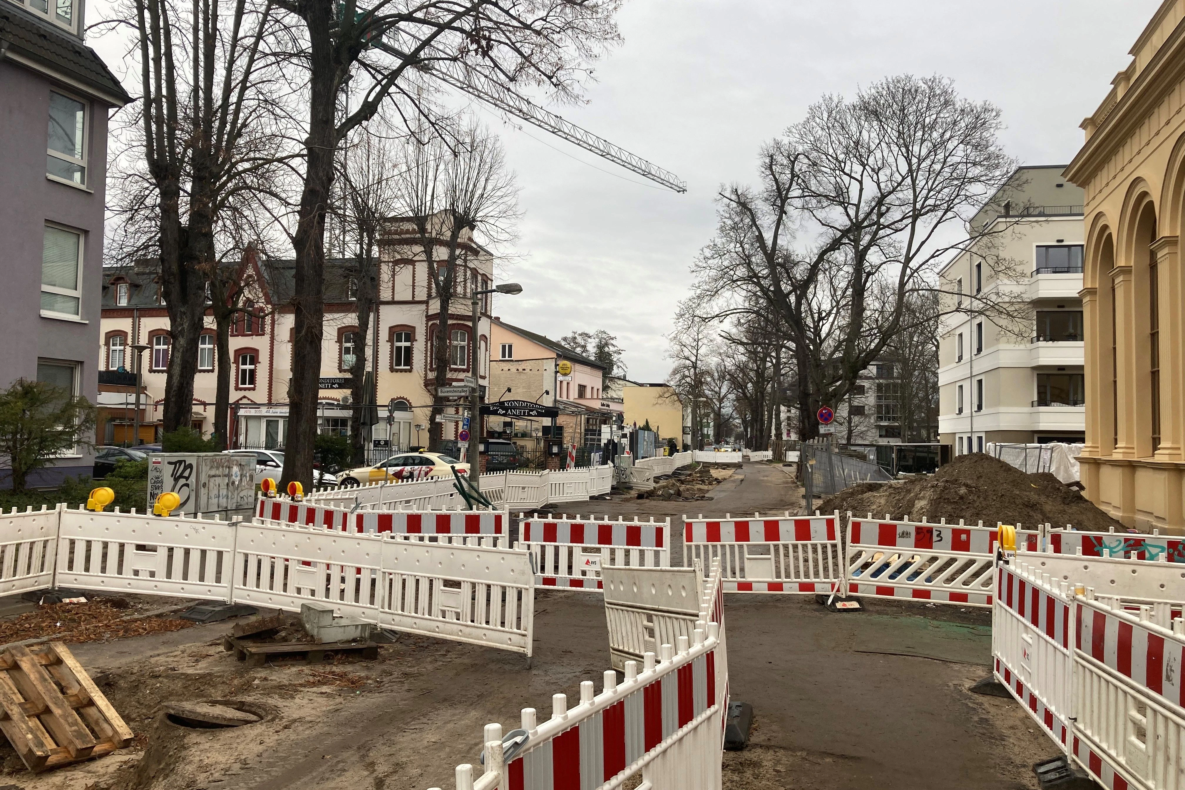 Regattastraße Ecke Büxensteinallee in Grünau: Hier müssen Fußgänger Slalom laufen. Wer den Kiez erreichen will, muss lange Umwege fahren. Hinweisschilder lehnt das Bezirksamt Treptow-Köpenick ab.
