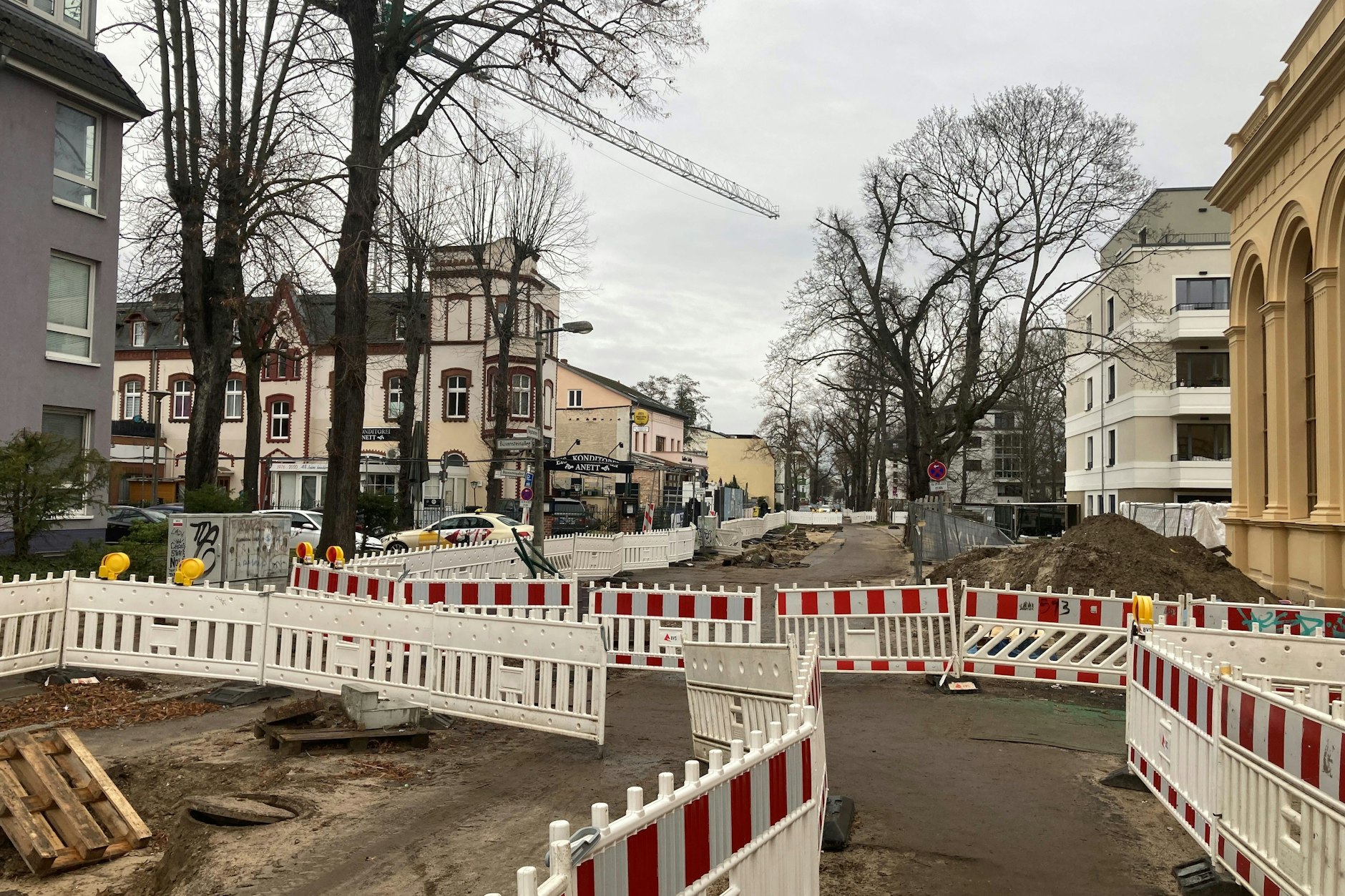 Regattastraße Ecke Büxensteinallee in Grünau: Hier müssen Fußgänger Slalom laufen. Wer den Kiez erreichen will, muss lange Umwege fahren. Hinweisschilder lehnt das Bezirksamt Treptow-Köpenick ab.