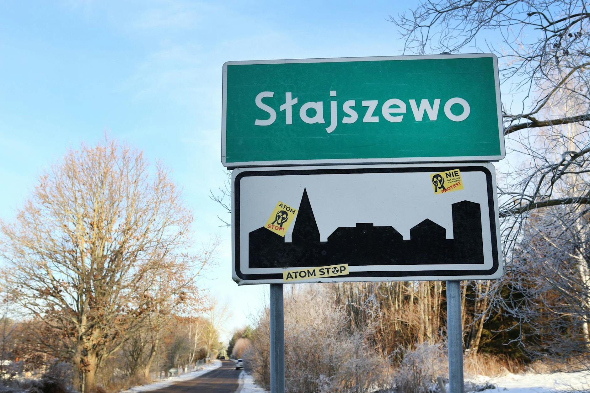 PRODUKTION - Aufkleber mit der Aufschrift «Nein zum Atom» und «Atom Stop» kleben am Ortsschild von Slajszewo.