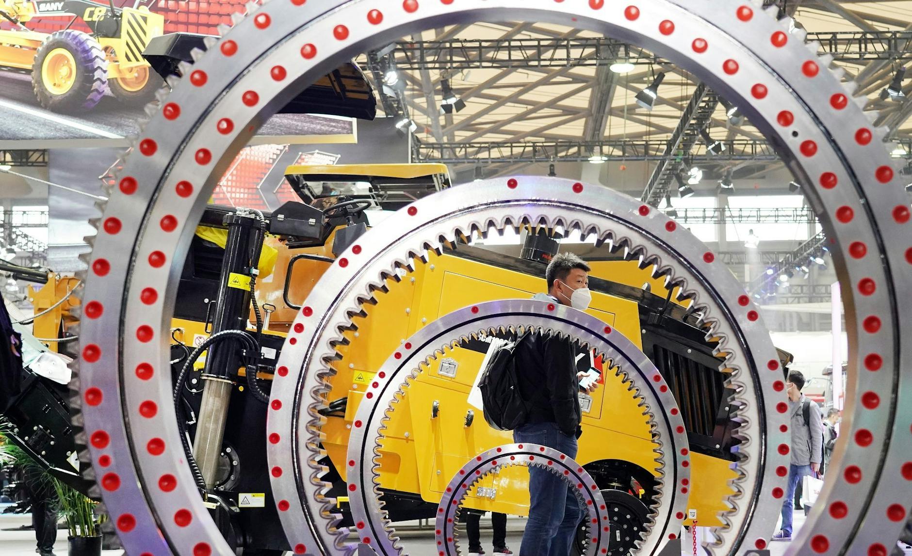 ARCHIV - Baumaschinen-Messe in Shanghai. Die hohen Industriesubventionen in China gefährden nach einer neuen Studie des Prognos-Instituts die Wettbewerbsfähigkeit der deutschen Wirtschaft.  