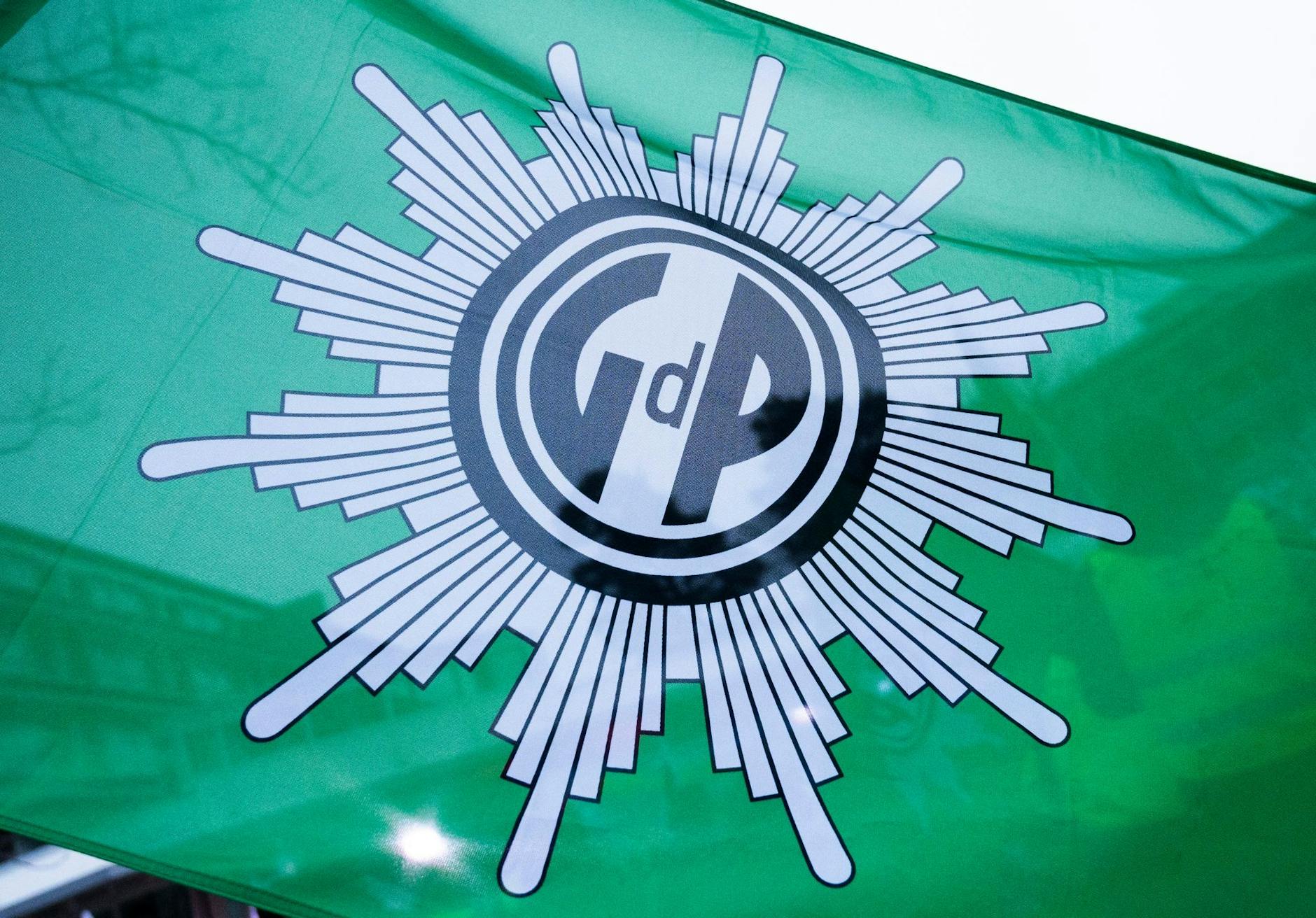 ARCHIV - Eine Flagge mit dem Logo der Gewerkschaft der Polizei (GdP).