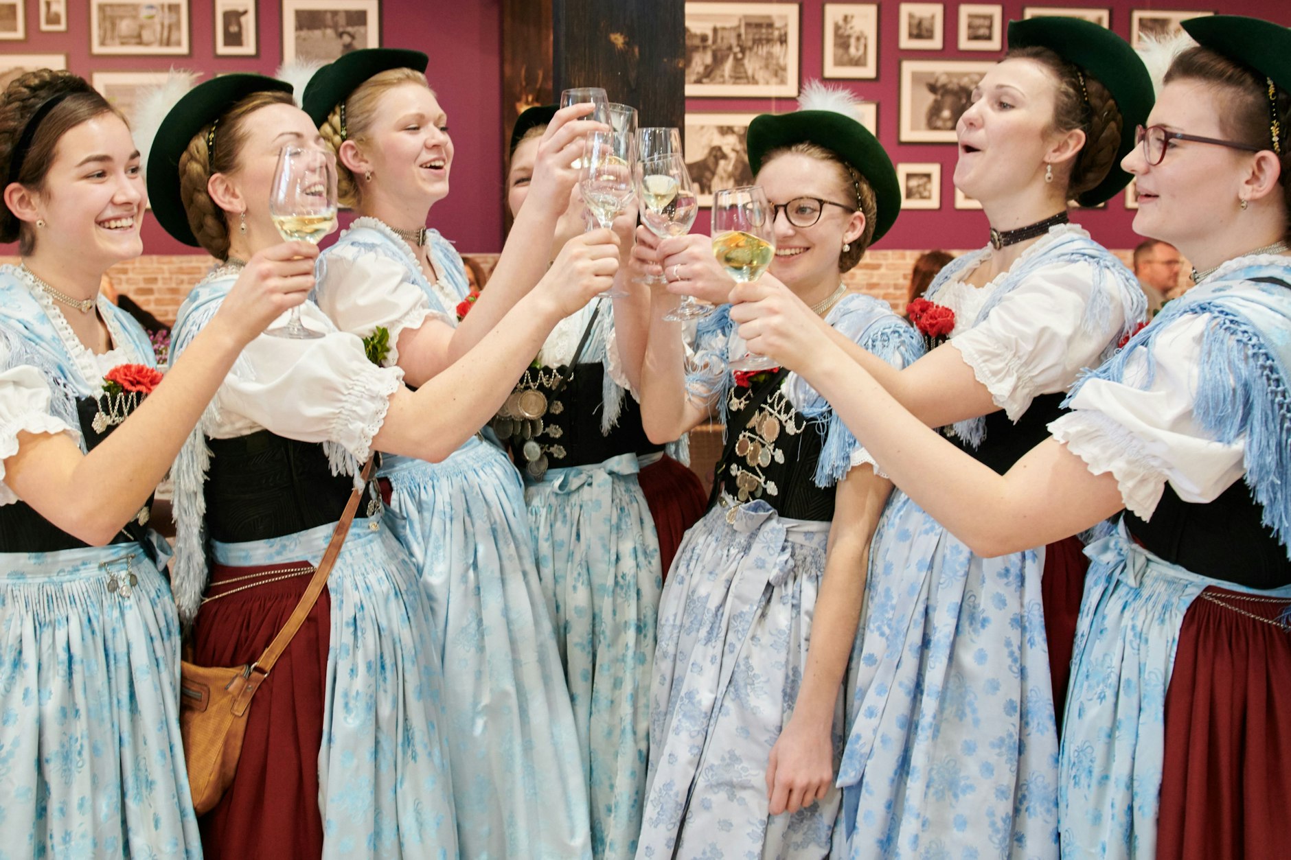 Die Mädchen der Gruppe „Dö Kaasawinkla Reit im Winkl“ stoßen im Dirndl auf der Grünen Woche an.