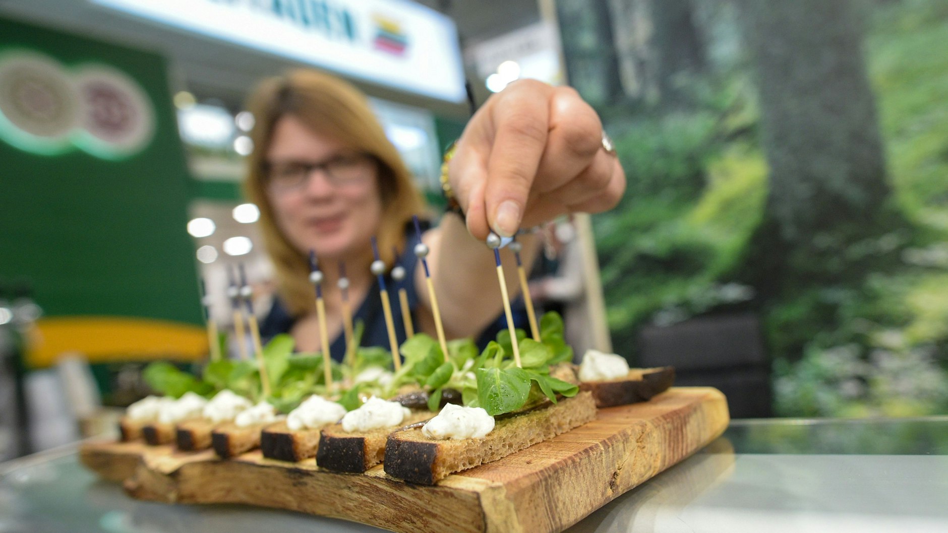 Wie hier aus Litauen: Überall werden kleine Häppchen angeboten.
