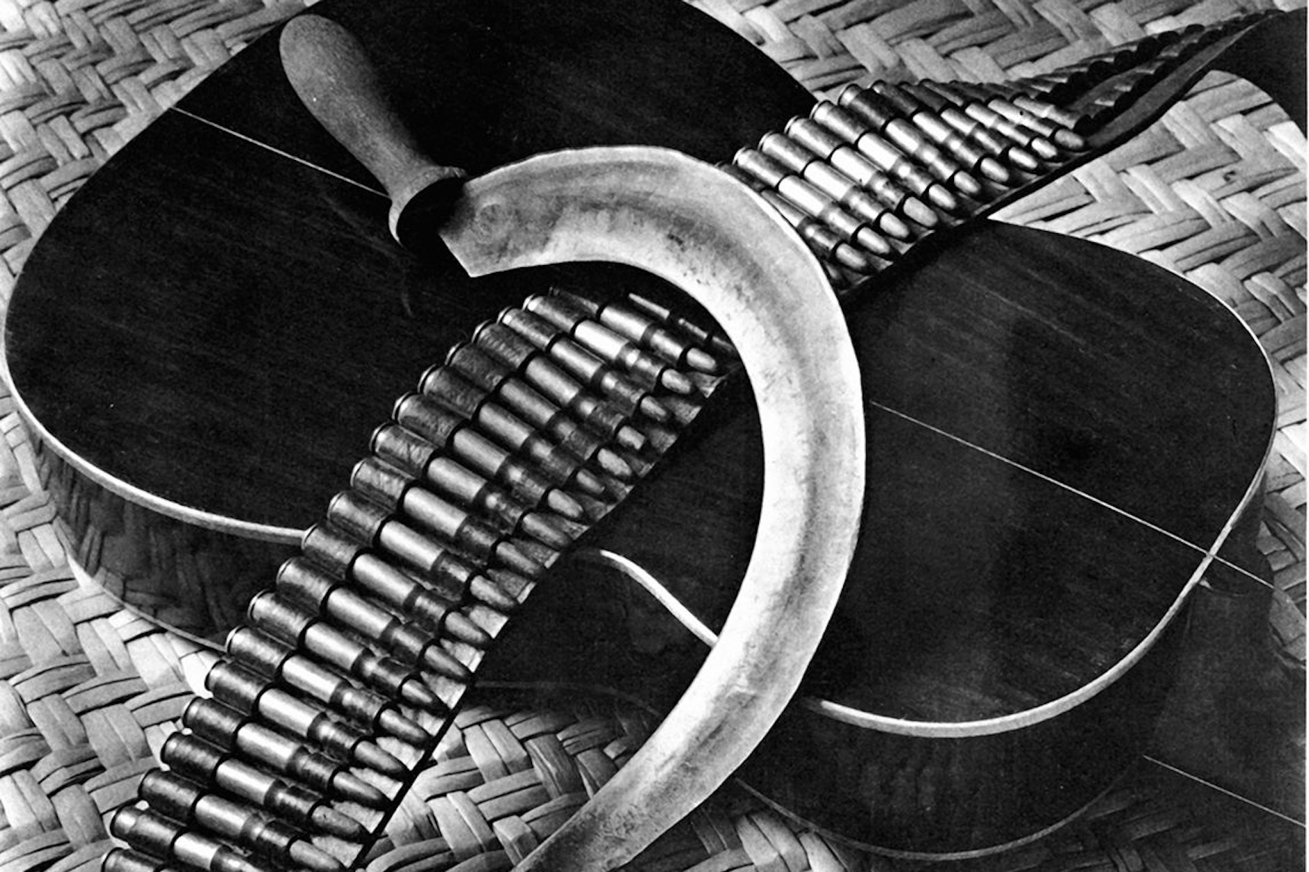 Tina Modotti, Gitarre, Patronengürtel und Sichel, 1927