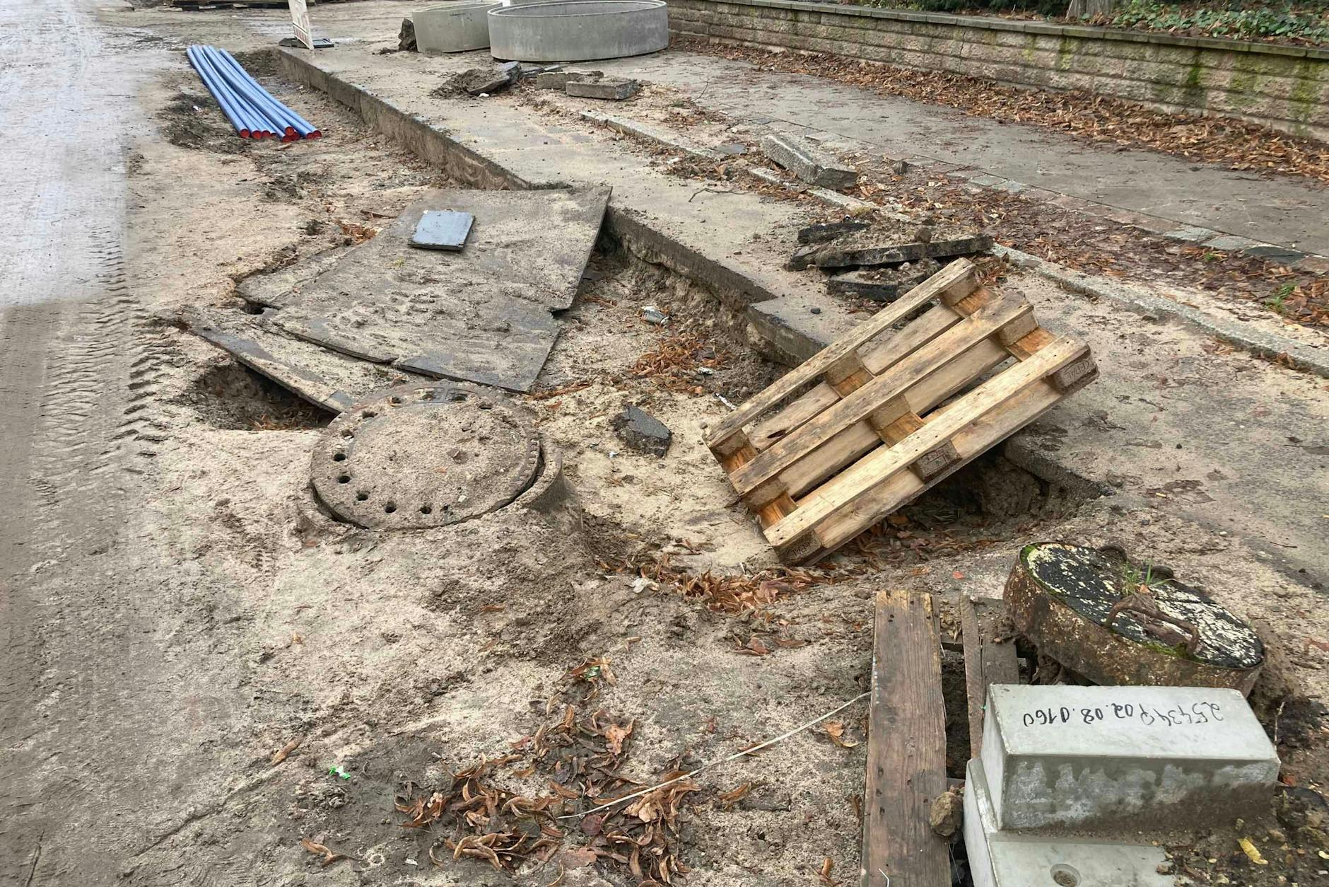 Seit in der Regattastraße in Berlin-Grünau gebaut wird, passiert eine schwere Panne nach der anderen. Unter anderem lief Beton ins Abwasserrohr. Das zuständige Bezirksamt reagiert nicht.