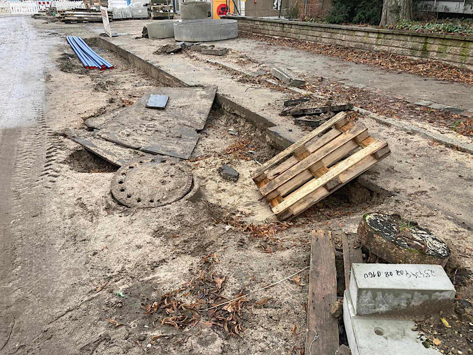 Seit in der Regattastraße in Berlin-Grünau gebaut wird, passiert eine schwere Panne nach der anderen. Unter anderem lief Beton ins Abwasserrohr. Das zuständige Bezirksamt reagiert nicht.