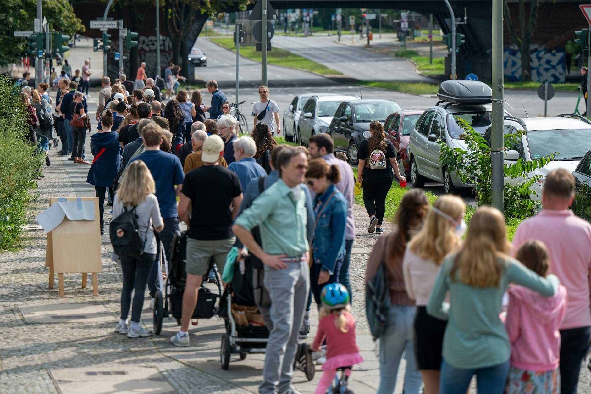 Wie hier vor den Wahllokalen im Tiergarten-Gymnasium in der Altonaer Straße standen am Wahltag viele Wähler stundenlang an – viele wählten deshalb erst nach 18 Uhr.