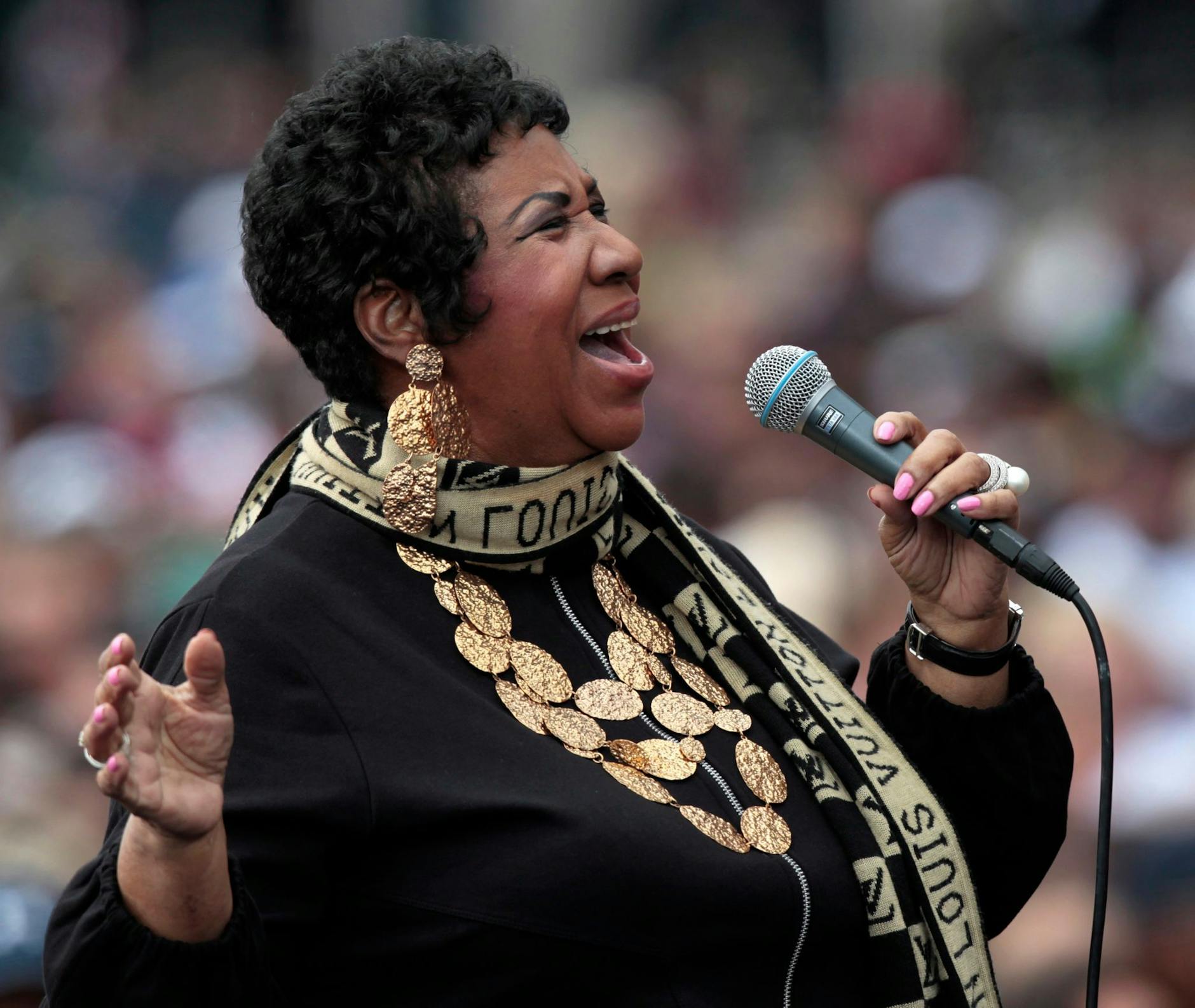 ARCHIV - Die US-amerikanische Soulsängerin Aretha Franklin während eines Auftritts in Detroit (Archivbild).