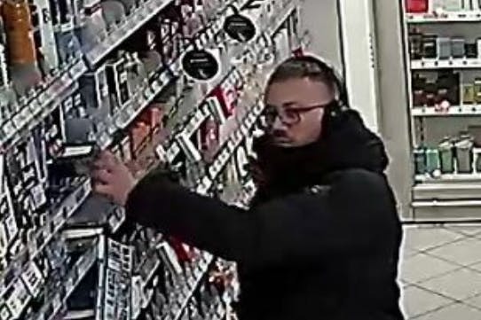 Nach diesem Mann fahndet die Polizei seit Mittwoch öffentlich. Die Tat ereignete sich am 28. Dezember – allerdings nicht im Dezember vergangenen Jahres.