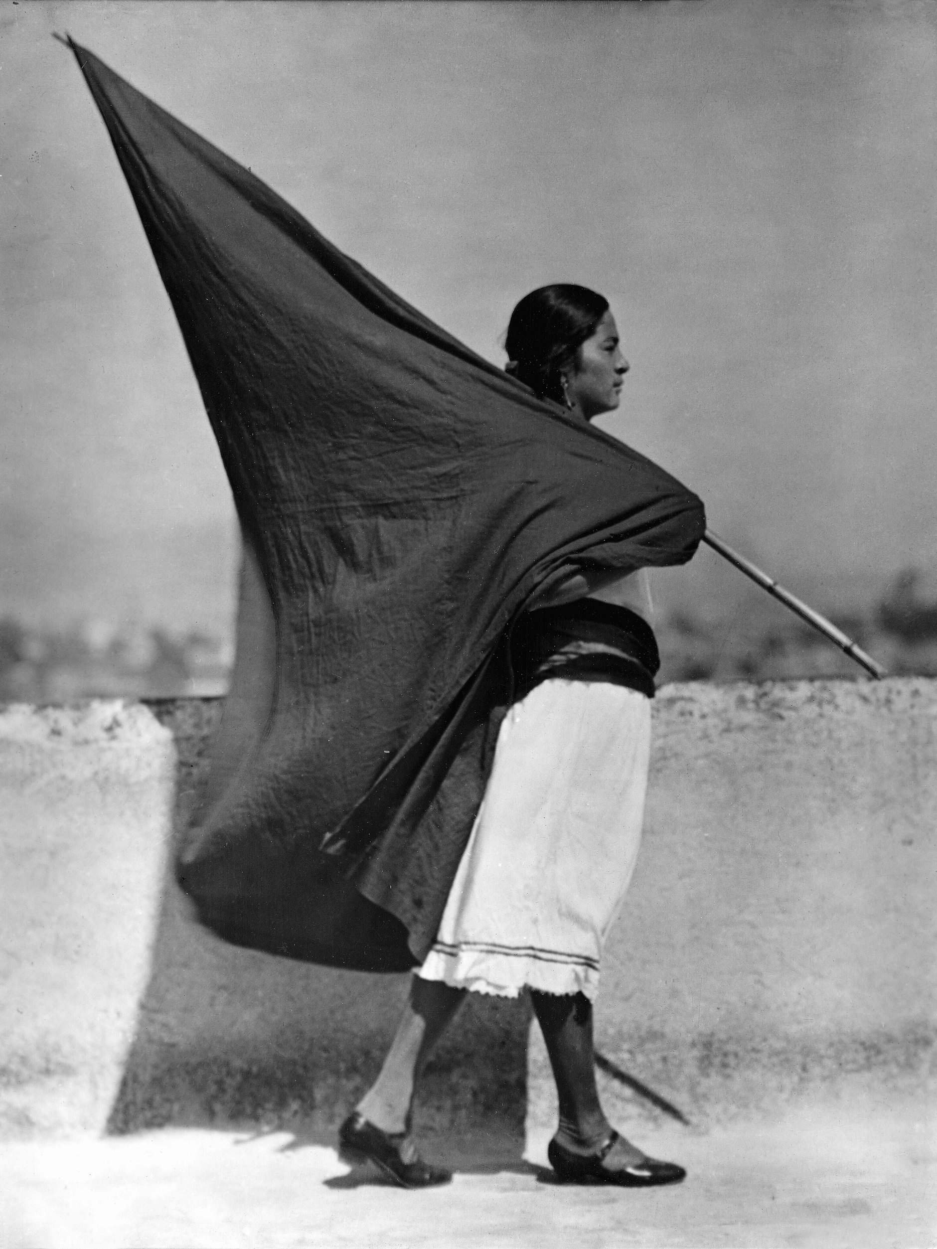 Tina Modotti, Frau mit Fahne, Mexiko-Stadt, 1928