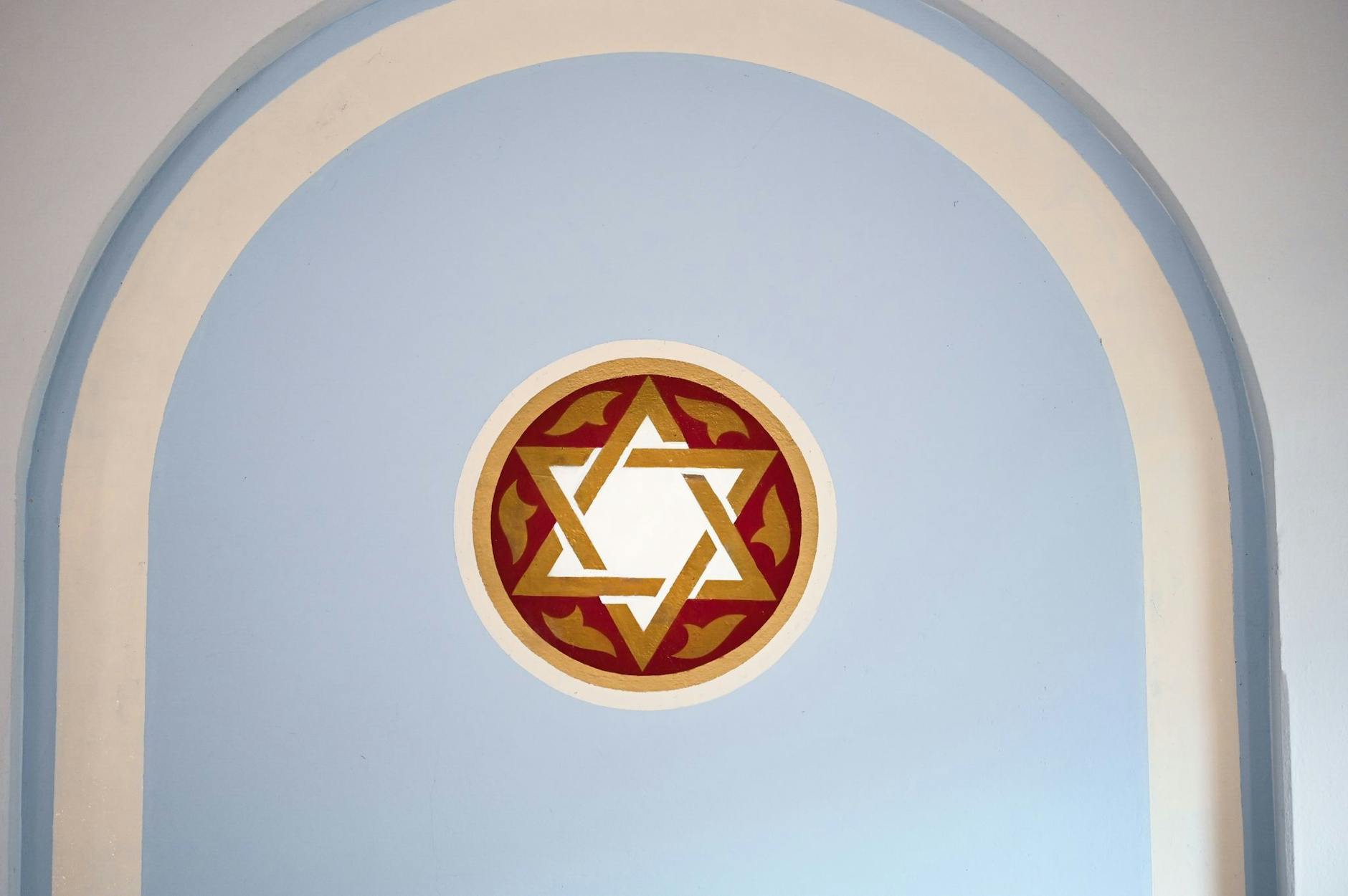 ARCHIV - Blick auf einen Davidstern als Wandbild in einer Synagoge. /Symbolbild